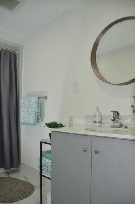 Entire Basement - 5 Guests 2 Bedrooms 3 Beds Apartment *