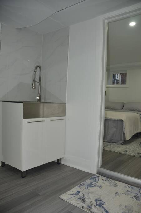 Entire Basement - 5 Guests 2 Bedrooms 3 Beds