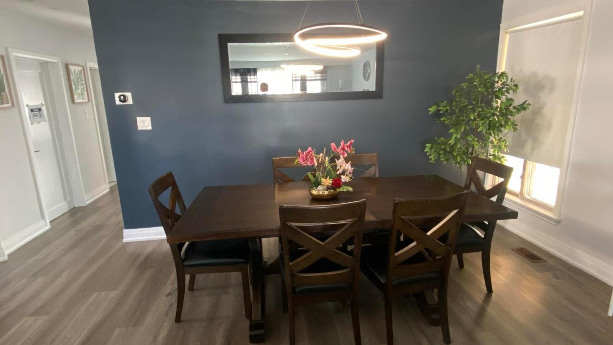 Spectacular 3 Bedroom 2 Wr House - Close To Airport Apartment *