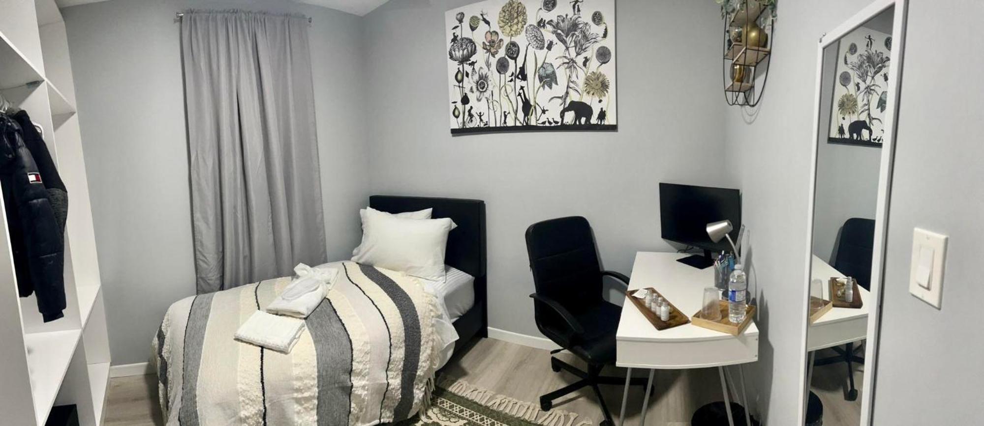 Private Cozy Bedroom Wi-fi Workspace Toronto