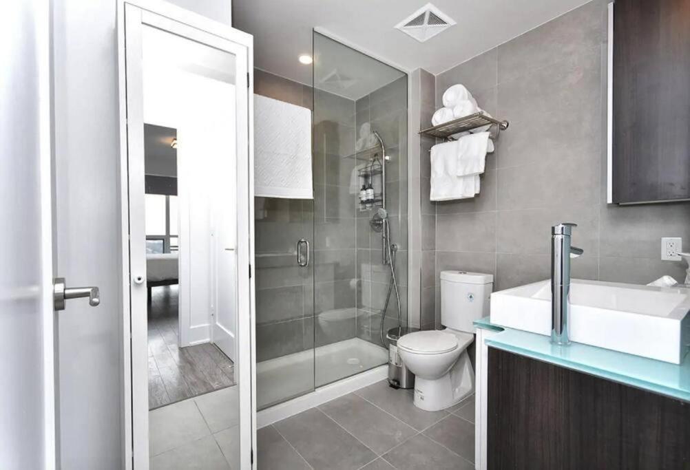 Luxury 2 & 3 Bedroom Downtown Apartment *