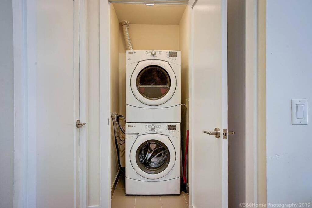 Luxury 2 & 3 Bedroom Downtown * Toronto