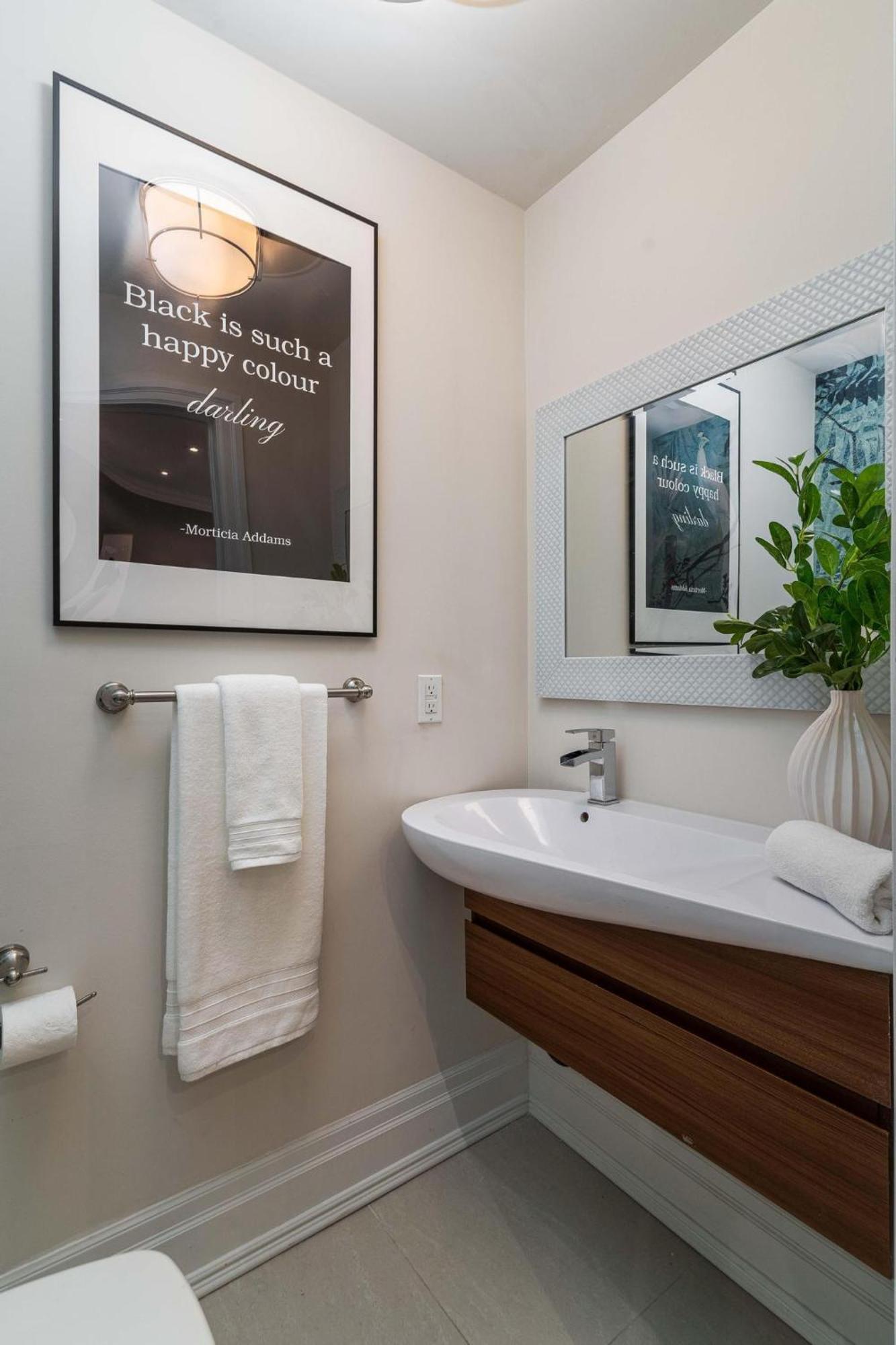 Beautiful 3br House In The Heart Of Greek Town Toronto