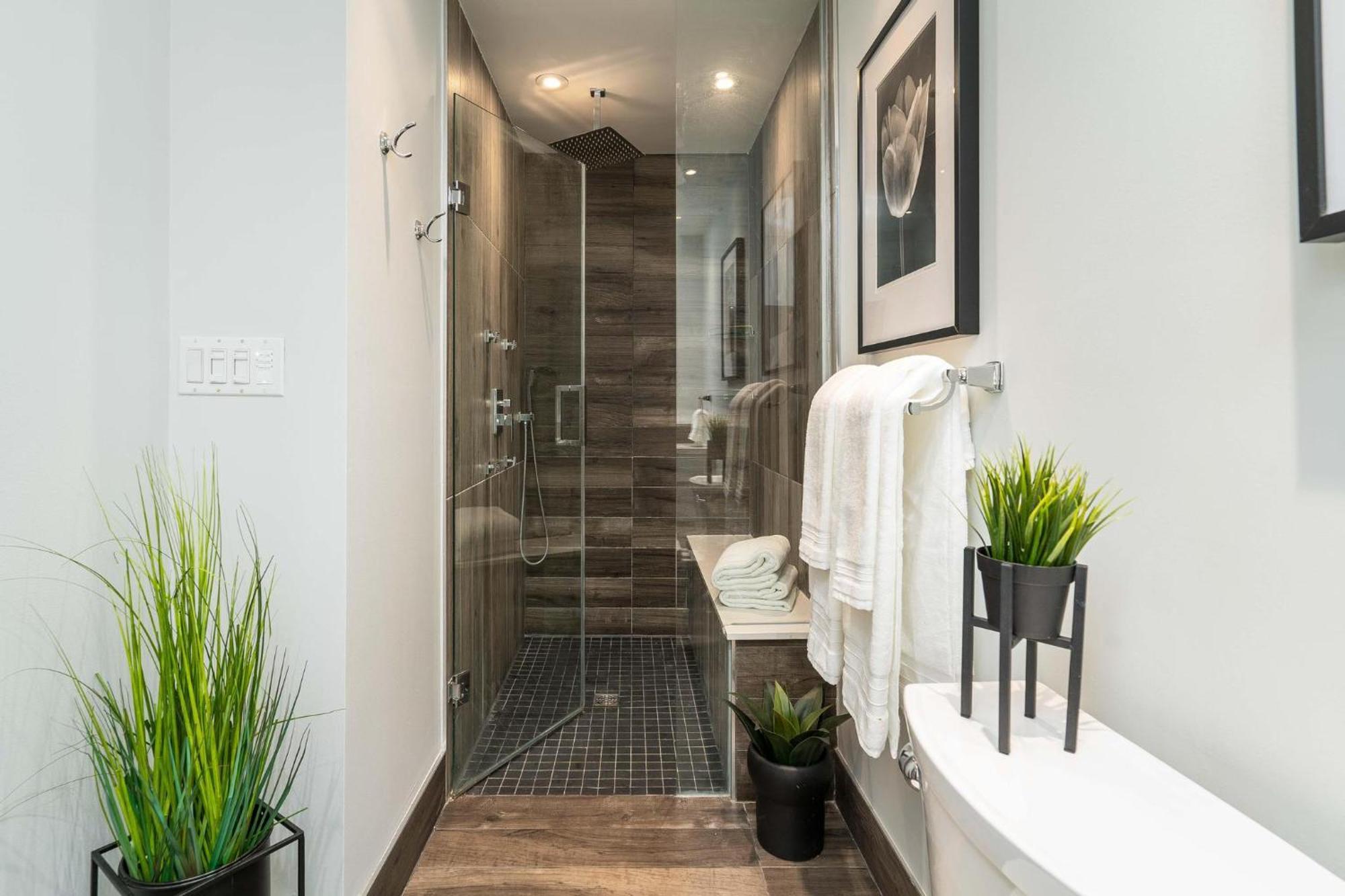 Beautiful 3br House In The Heart Of Greek Town Toronto
