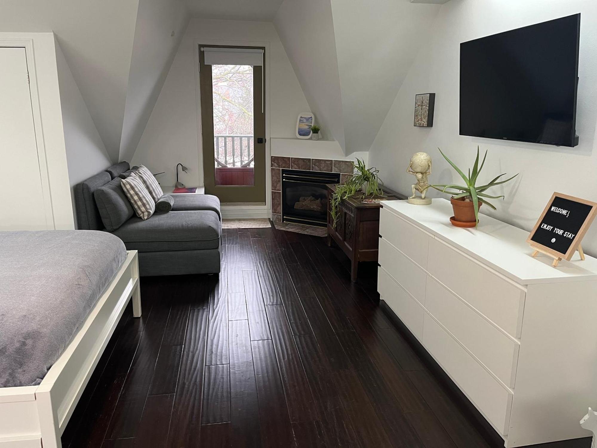 Apartment Bright, Private, Peaceful With Retail Conveniences Steps Away