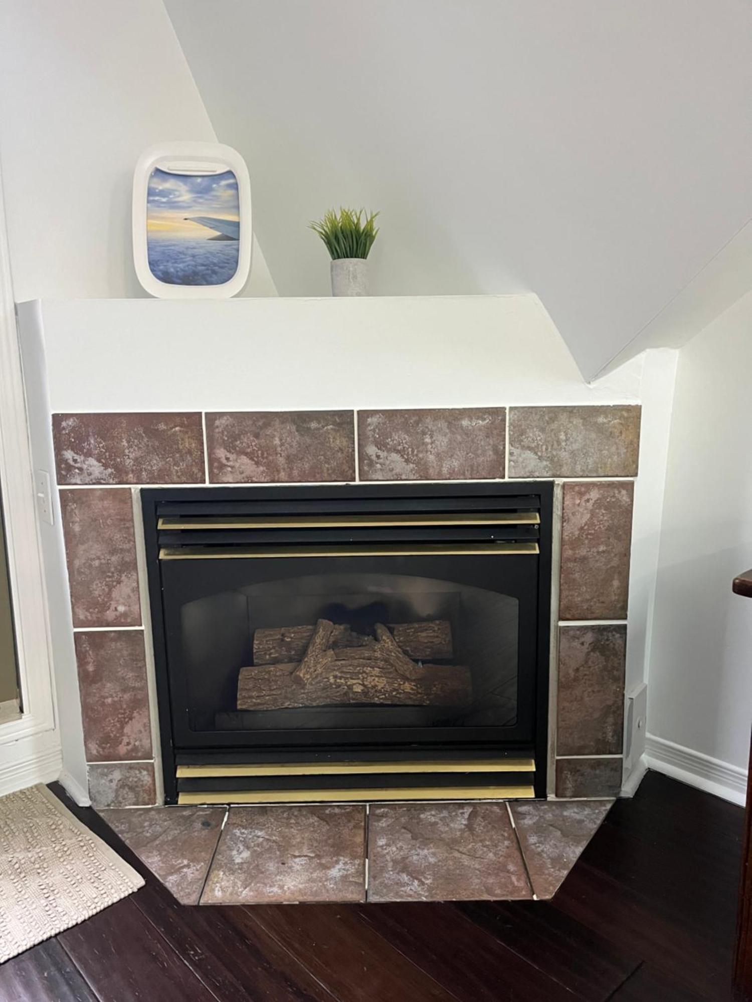 Bright, Private, Peaceful With Retail Conveniences Steps Away Apartment *