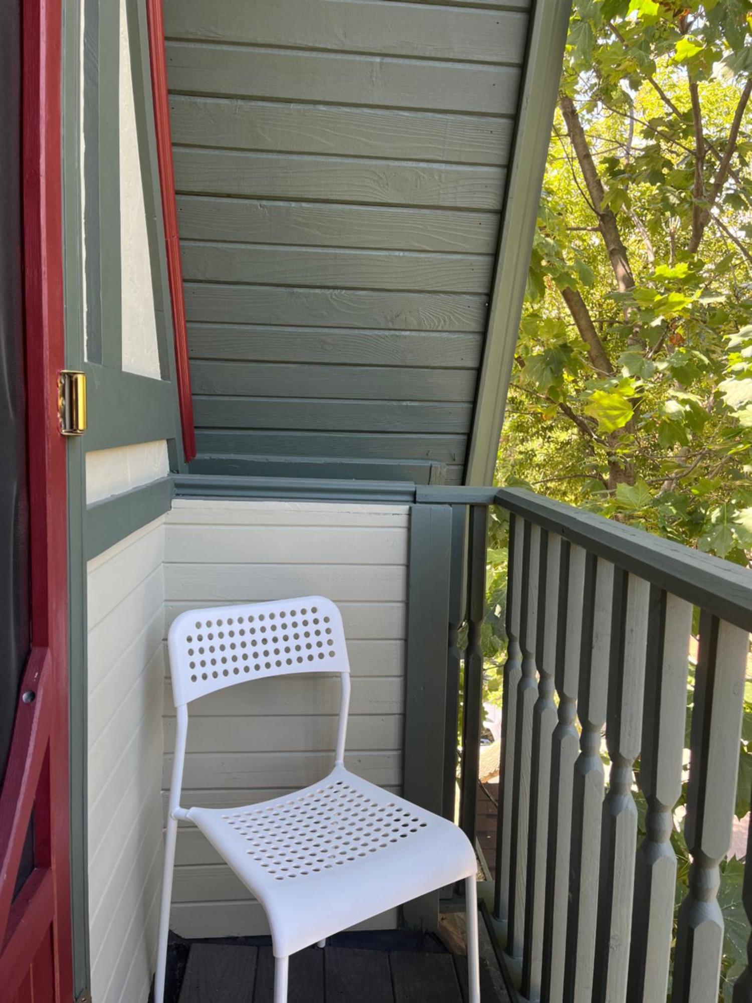 Apartment Bright, Private, Peaceful With Retail Conveniences Steps Away *