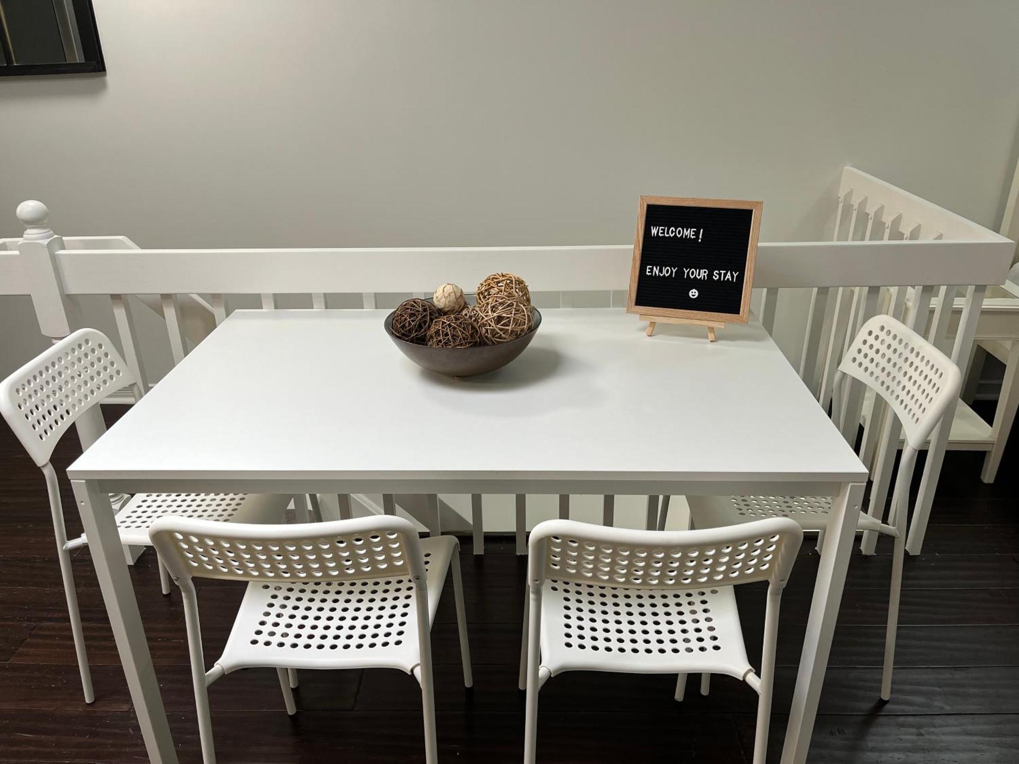 Apartment Bright, Private, Peaceful With Retail Conveniences Steps Away Toronto