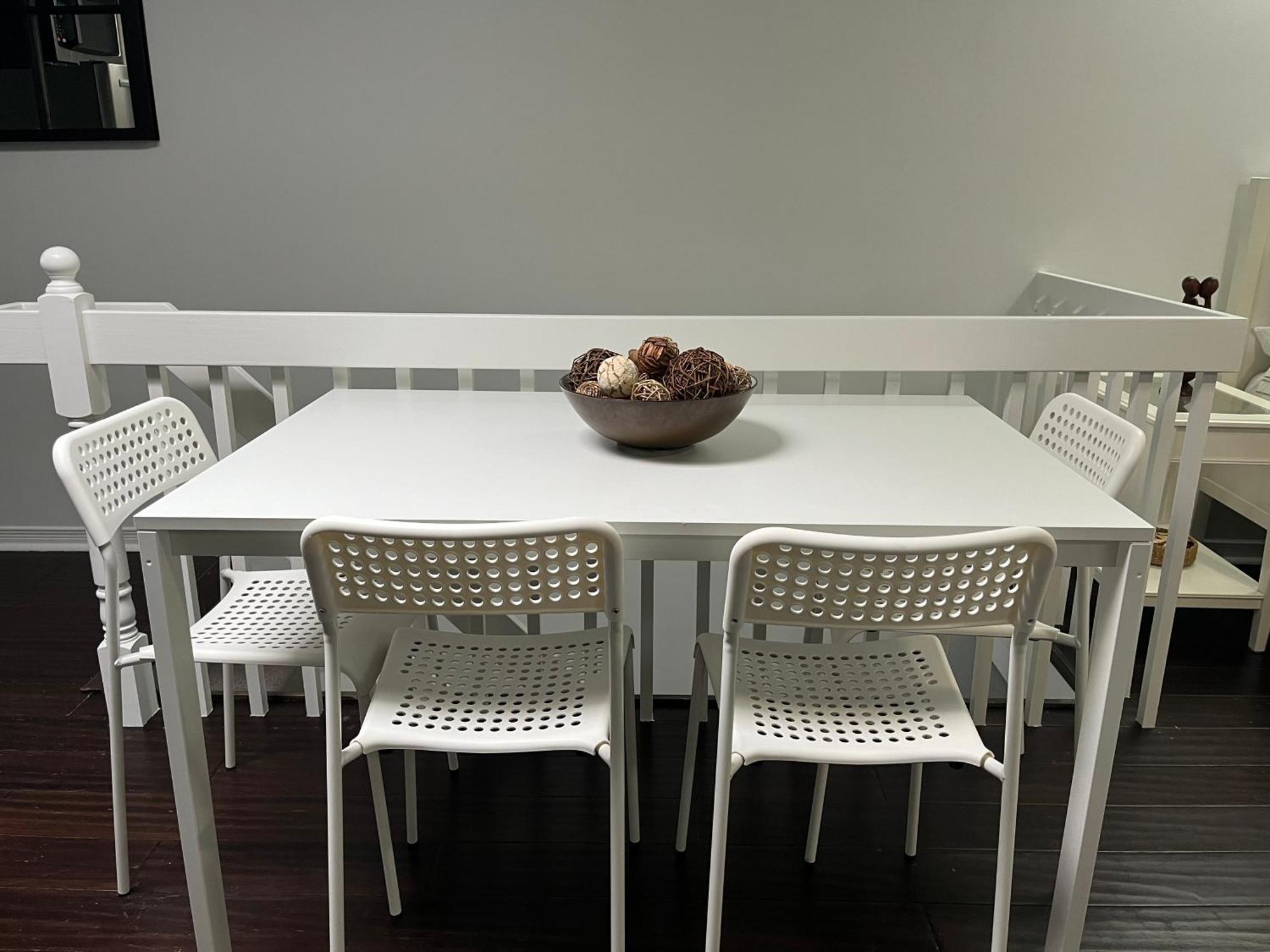 Apartment Bright, Private, Peaceful With Retail Conveniences Steps Away Toronto