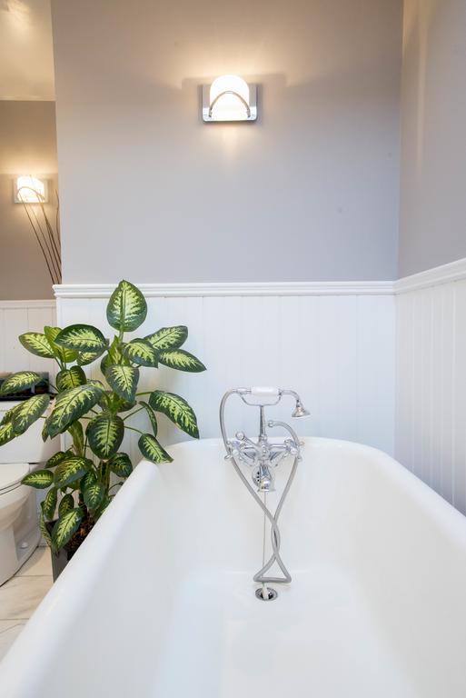 Downtown Luxury Victorian Retreat Toronto