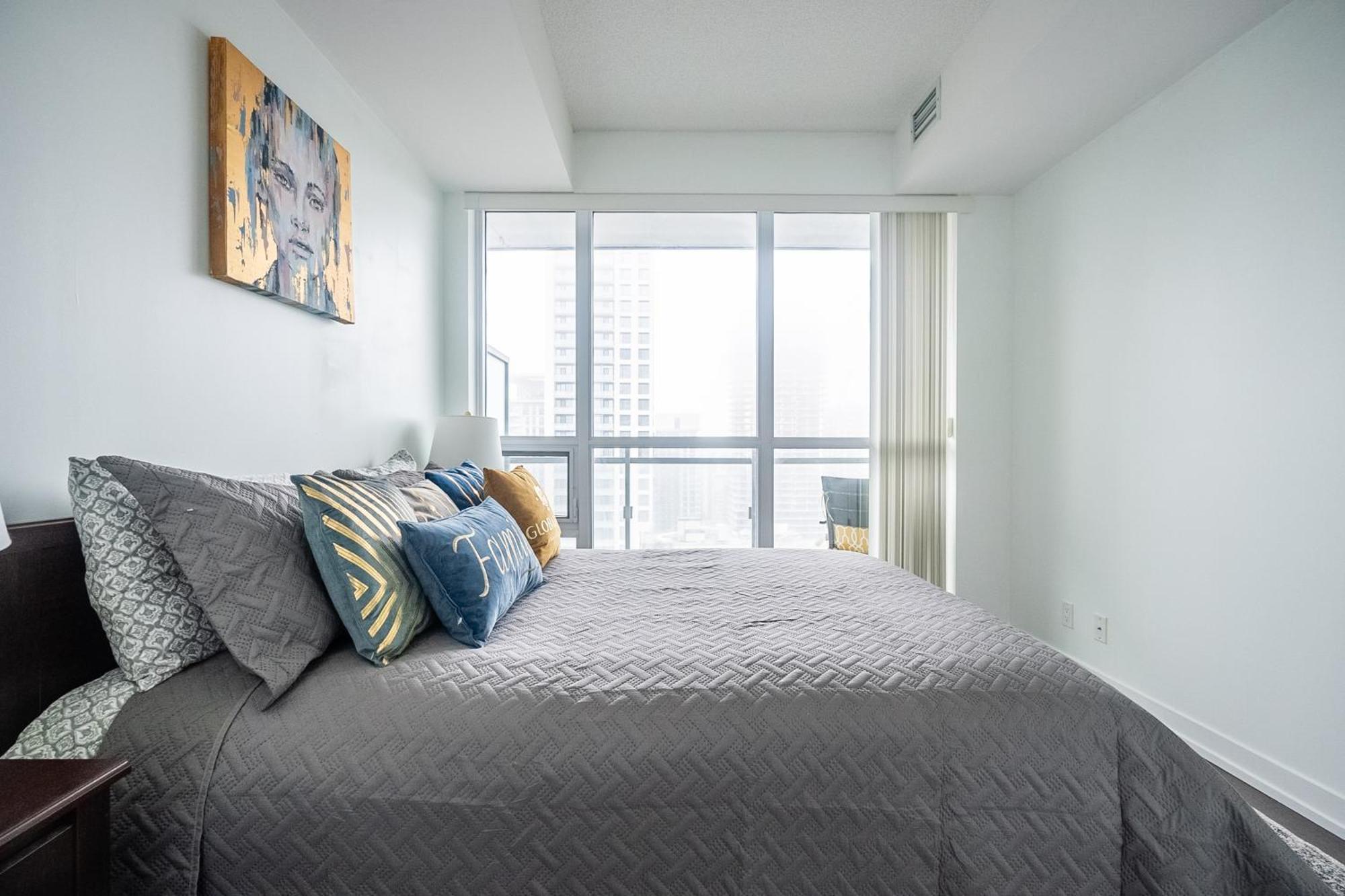 Modern Dunfield Ave By Globalstay * Toronto