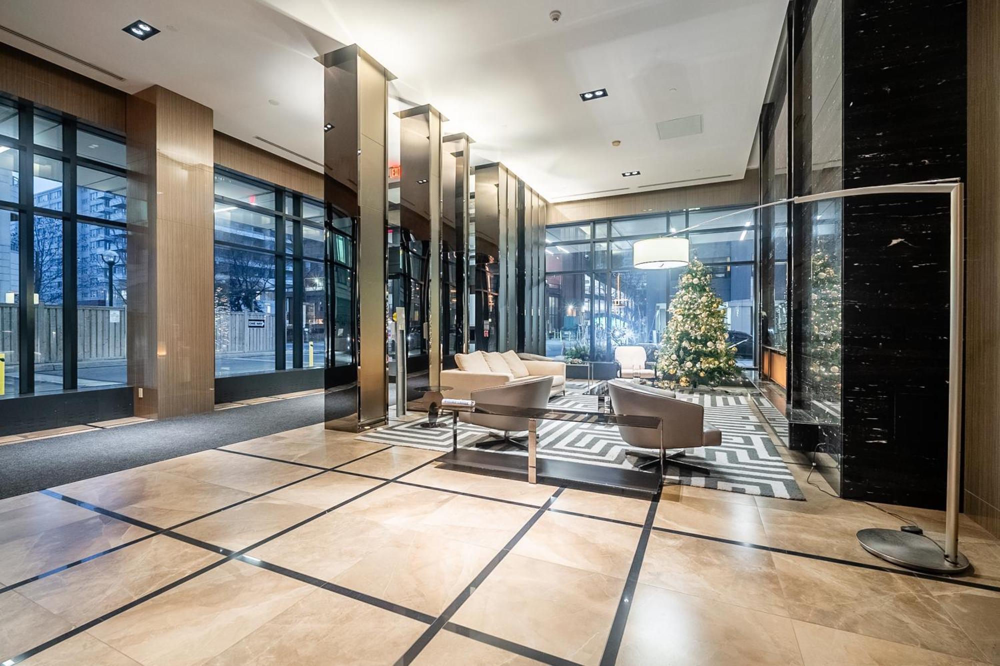 Modern Dunfield Ave By Globalstay