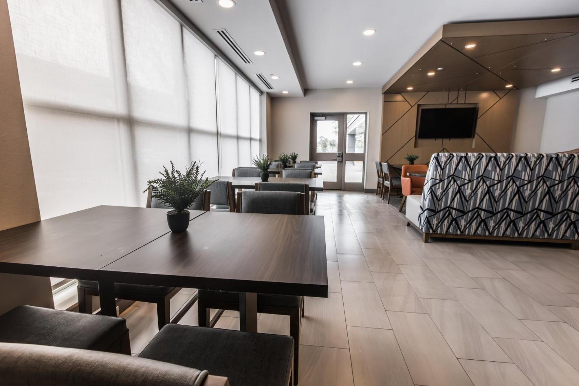 Hotel Express Toronto-north York By Ihg Toronto