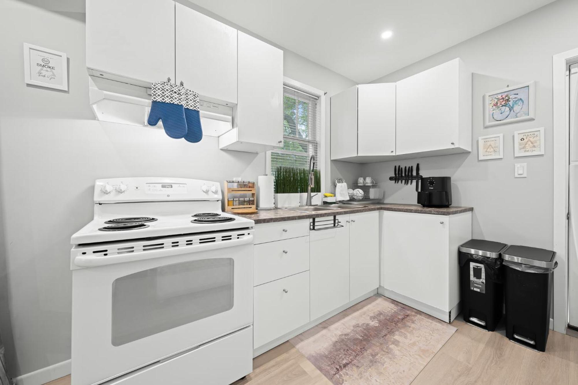 Private Cozy Bedroom Wi-fi Workspace * Toronto