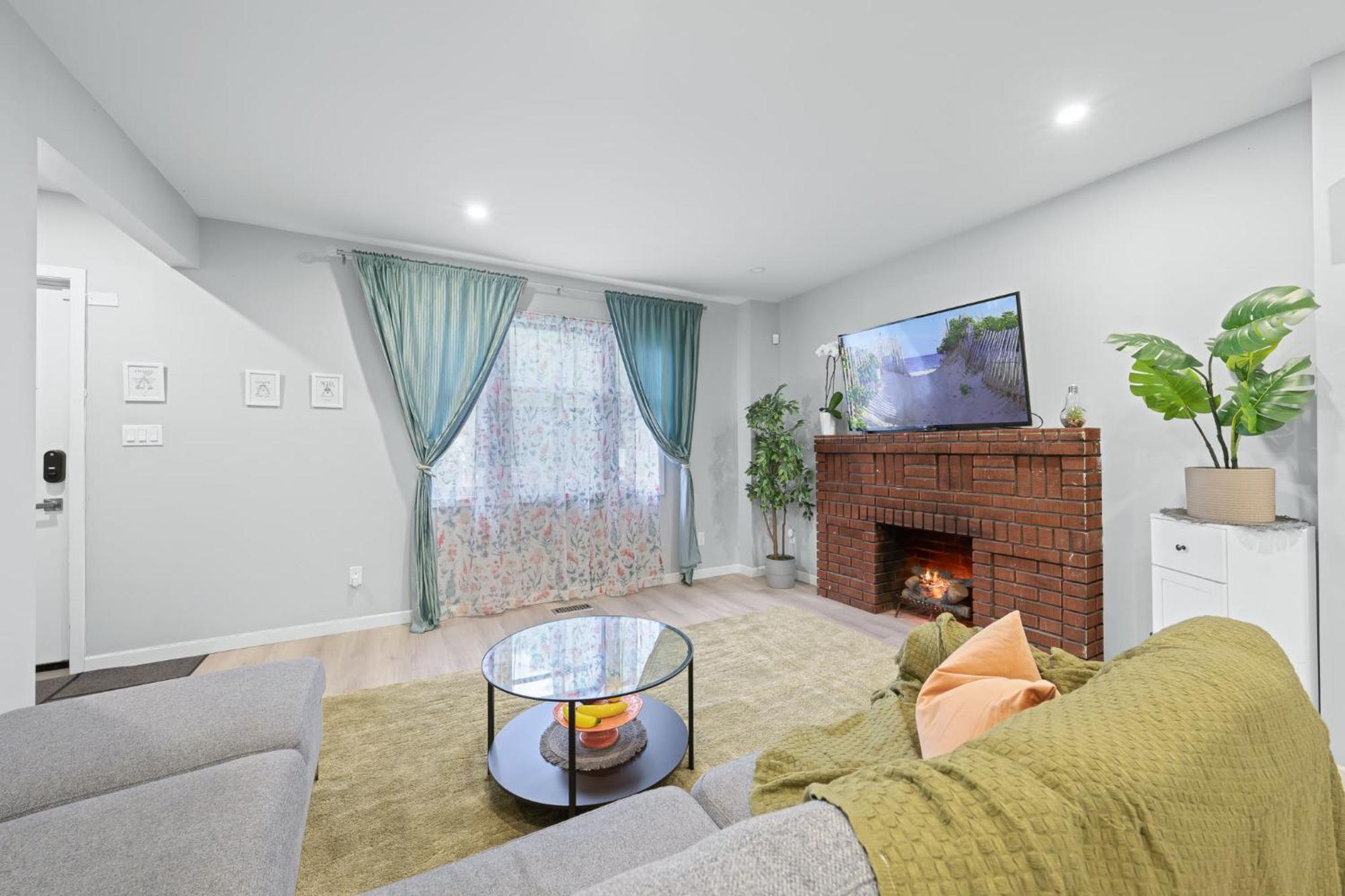 Private Cozy Bedroom Wi-fi Workspace Toronto