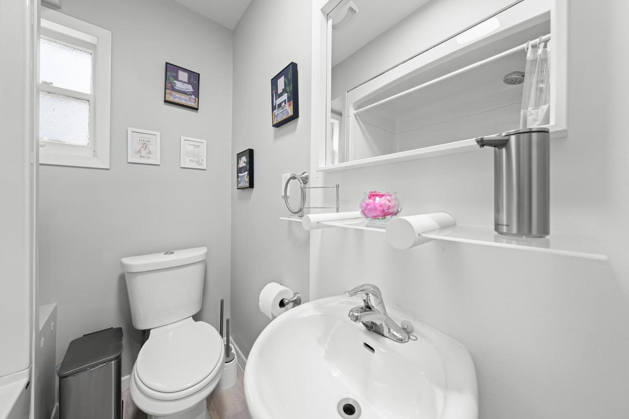 Private Cozy Bedroom Wi-fi Workspace * Toronto