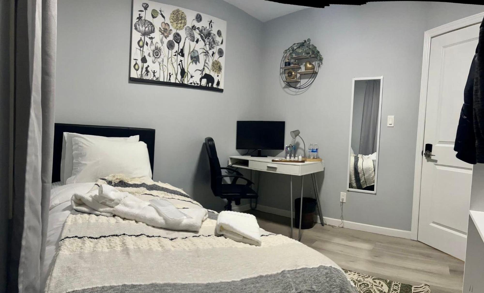 Private Cozy Bedroom Wi-fi Workspace *