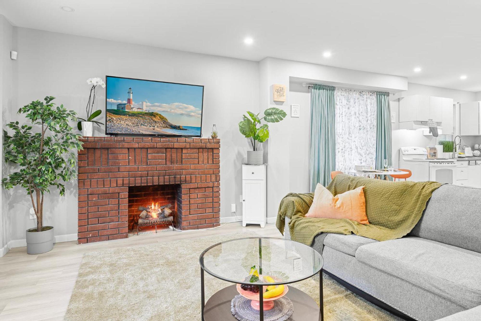 Private Cozy Bedroom Wi-fi Workspace Toronto
