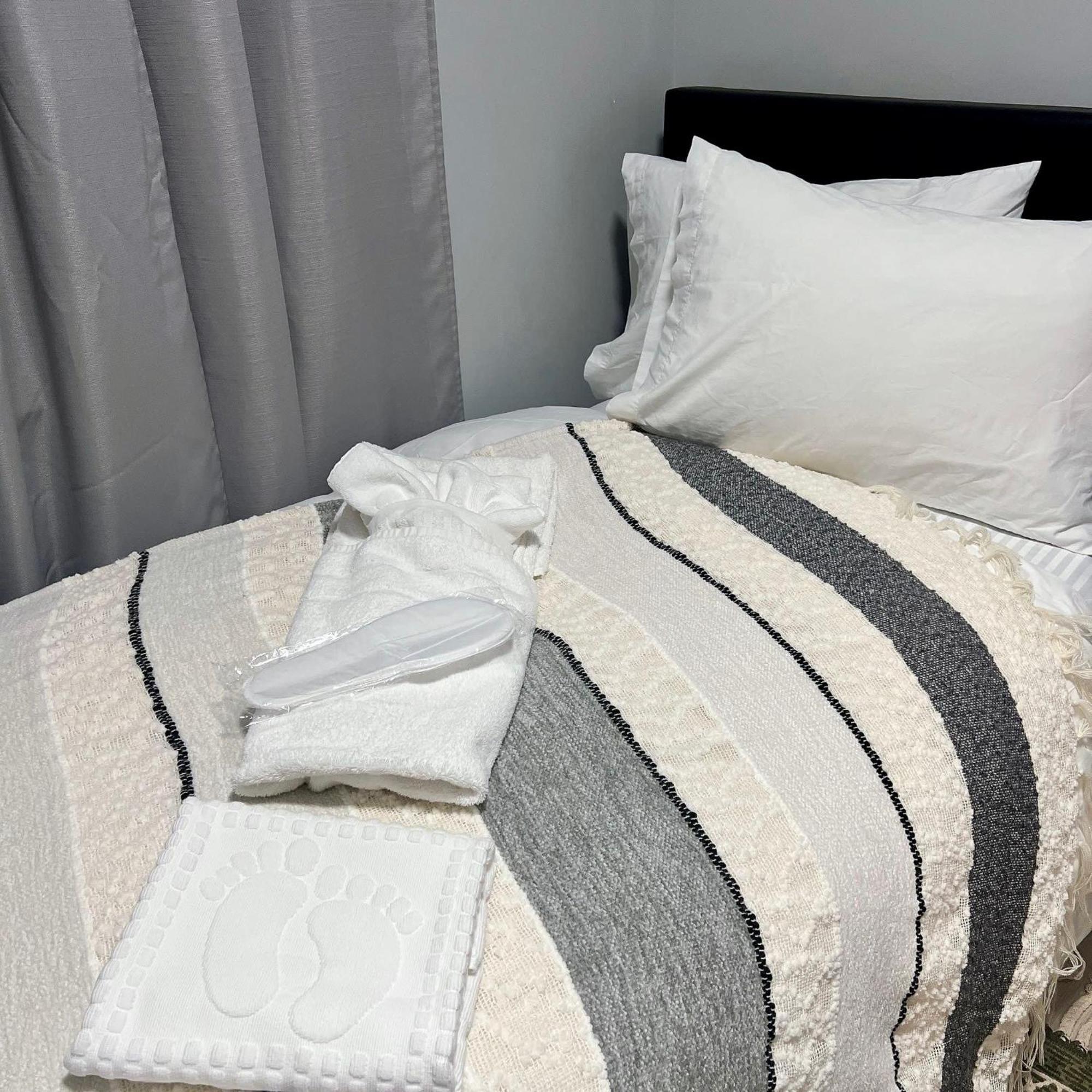 Private Cozy Bedroom Wi-fi Workspace *