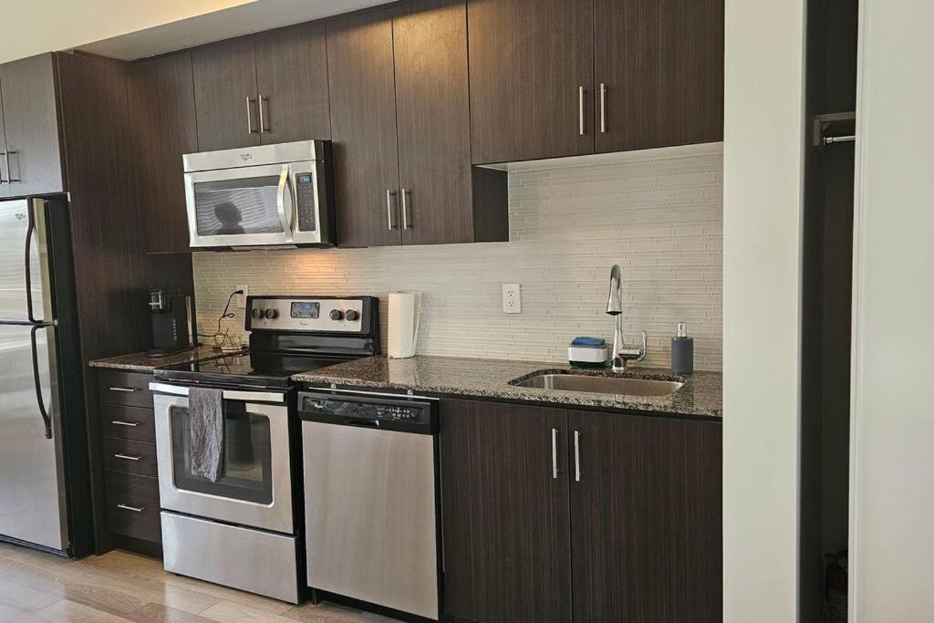 Entire 2 Bedroom Townhouse In Toronto! Apartment