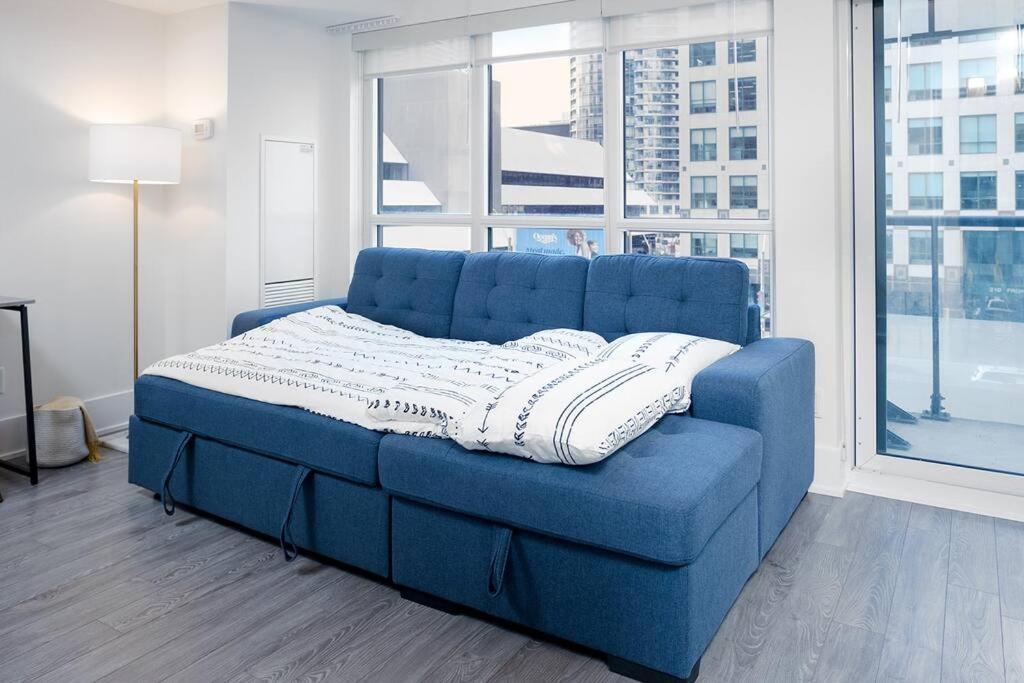Apartment Chic 1-br Condo; Parking Included; Downtown Core Toronto