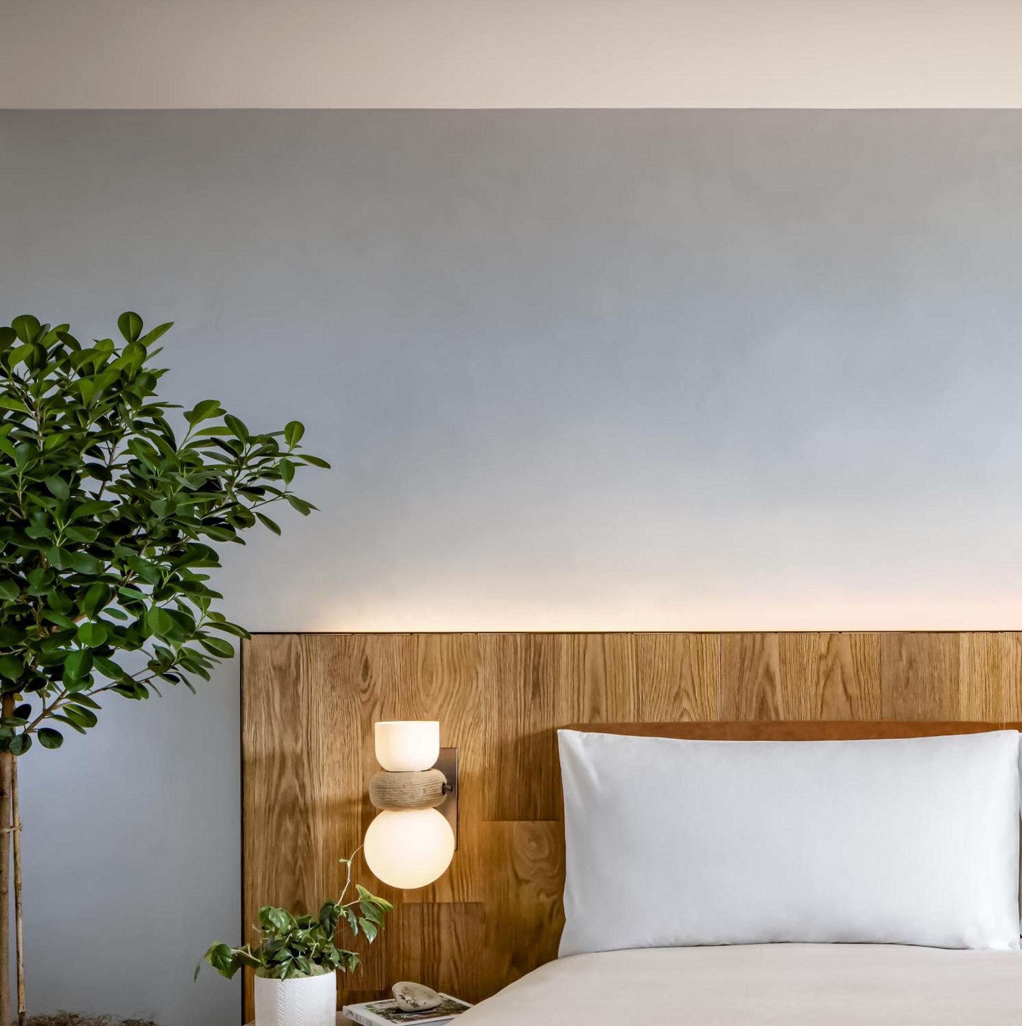 1 Hotel