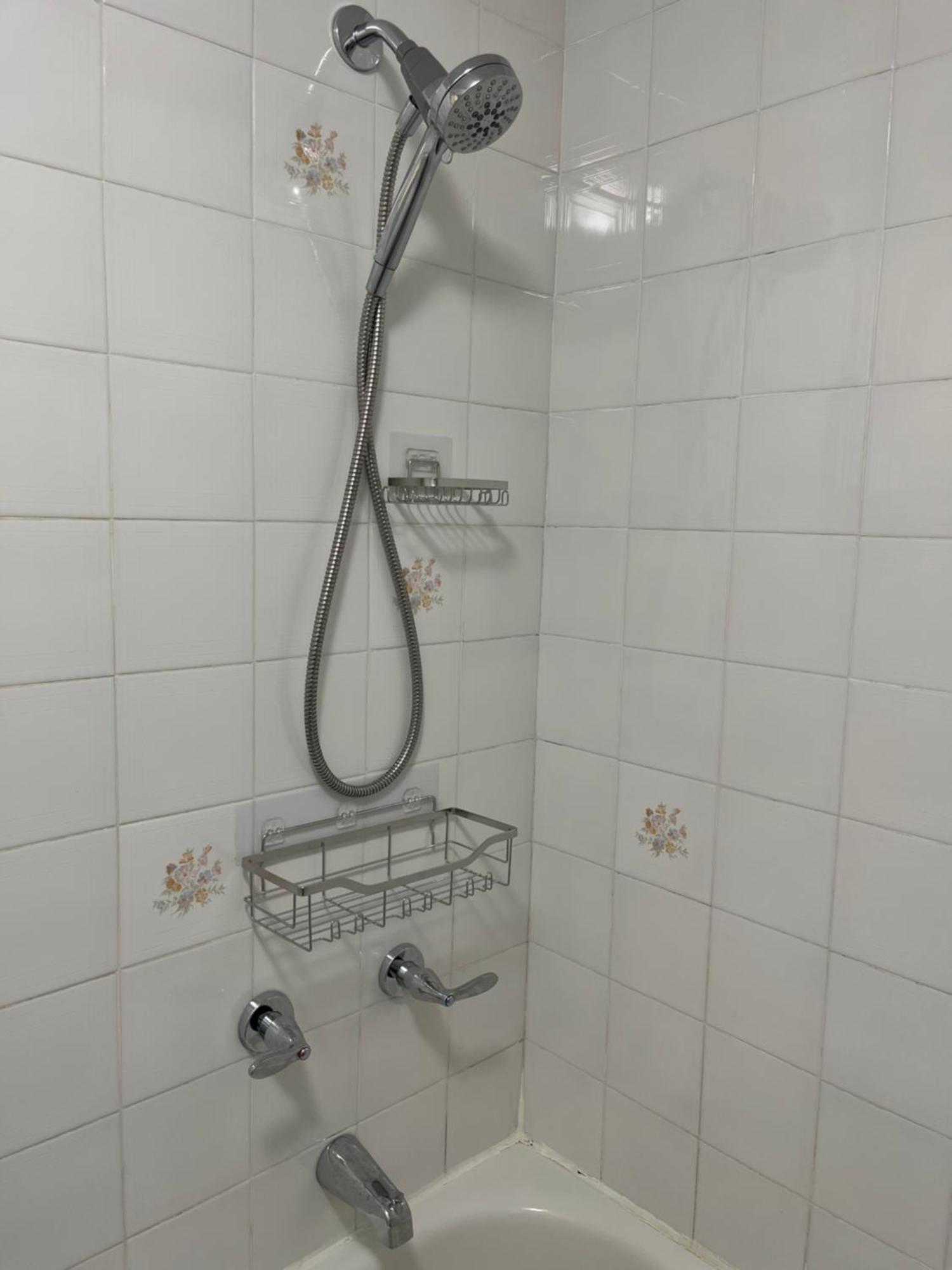 Apartment Bright, Private, Peaceful With Retail Conveniences Steps Away