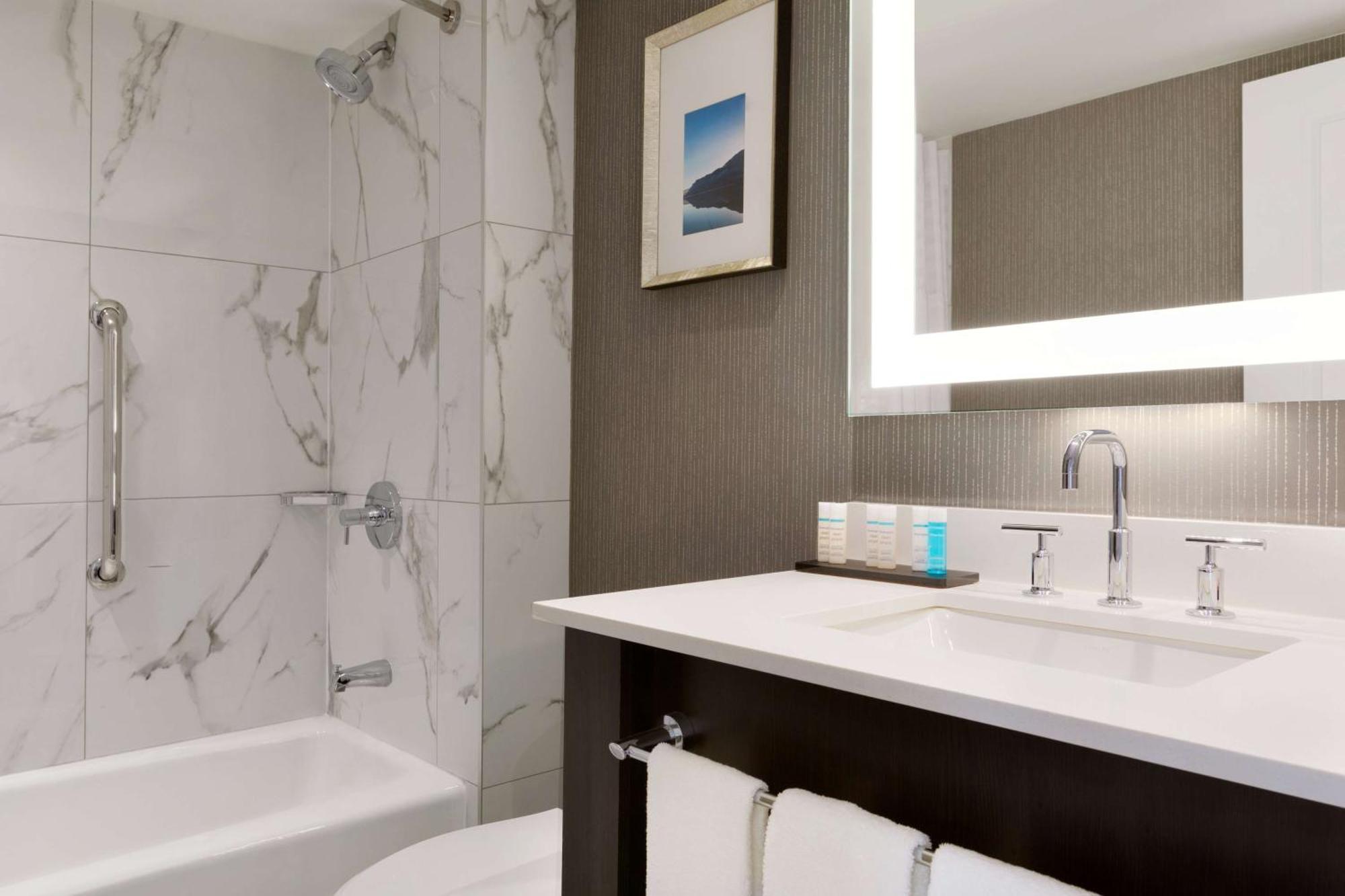 Hotel Embassy By Hilton Airport Toronto