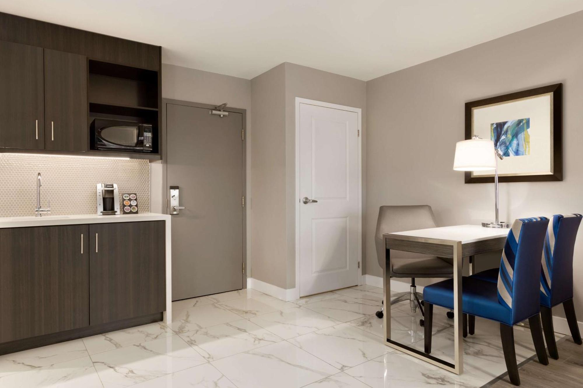 Hotel Embassy By Hilton Airport 4*