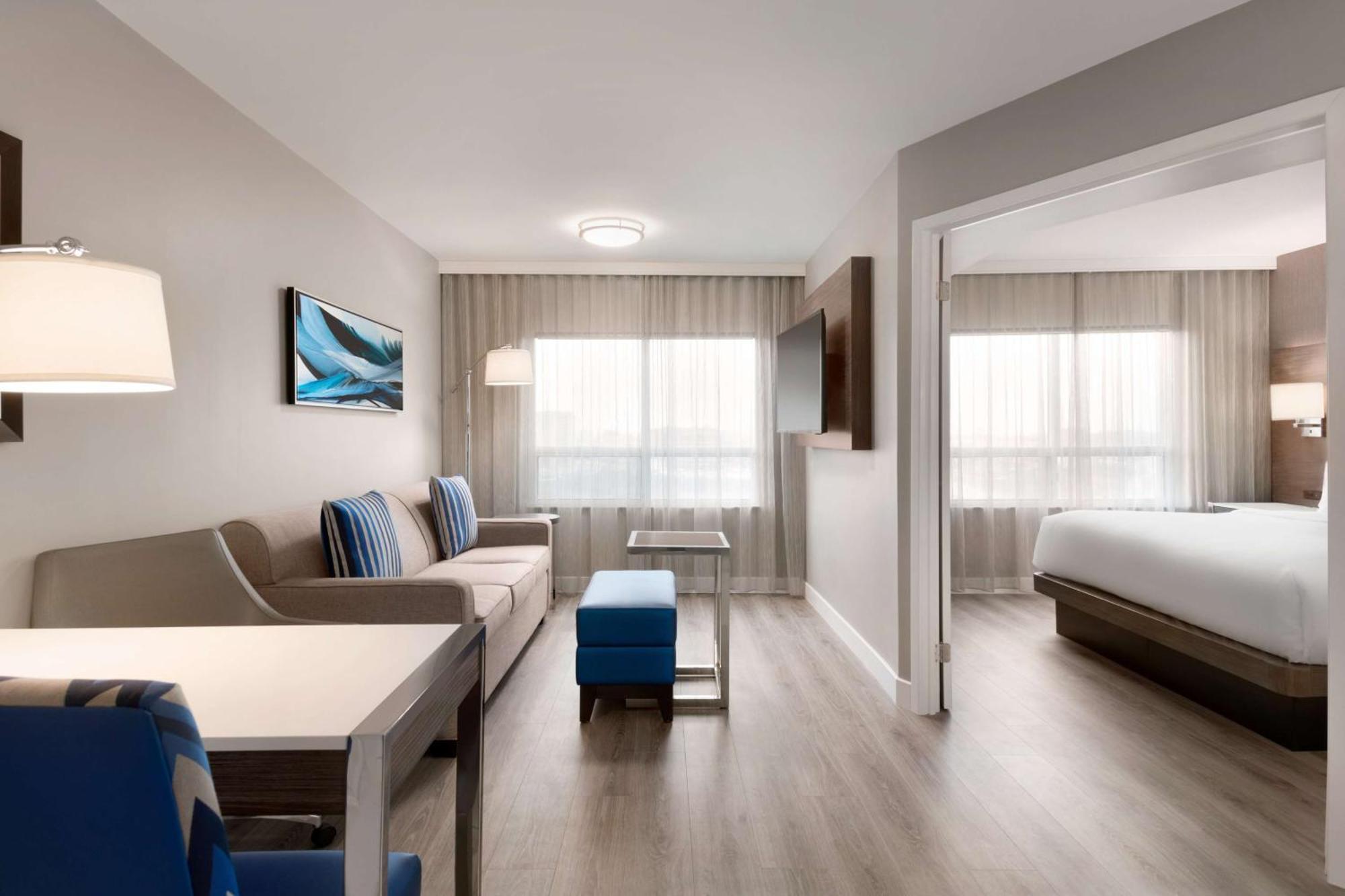 Hotel Embassy By Hilton Airport