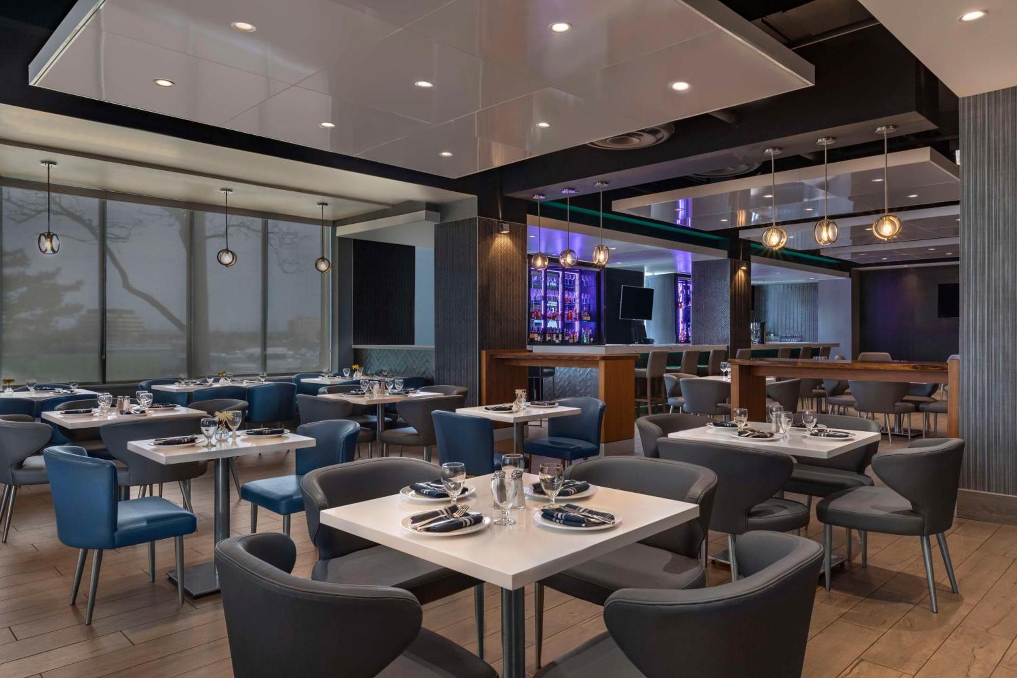 Hotel Embassy By Hilton Airport Toronto