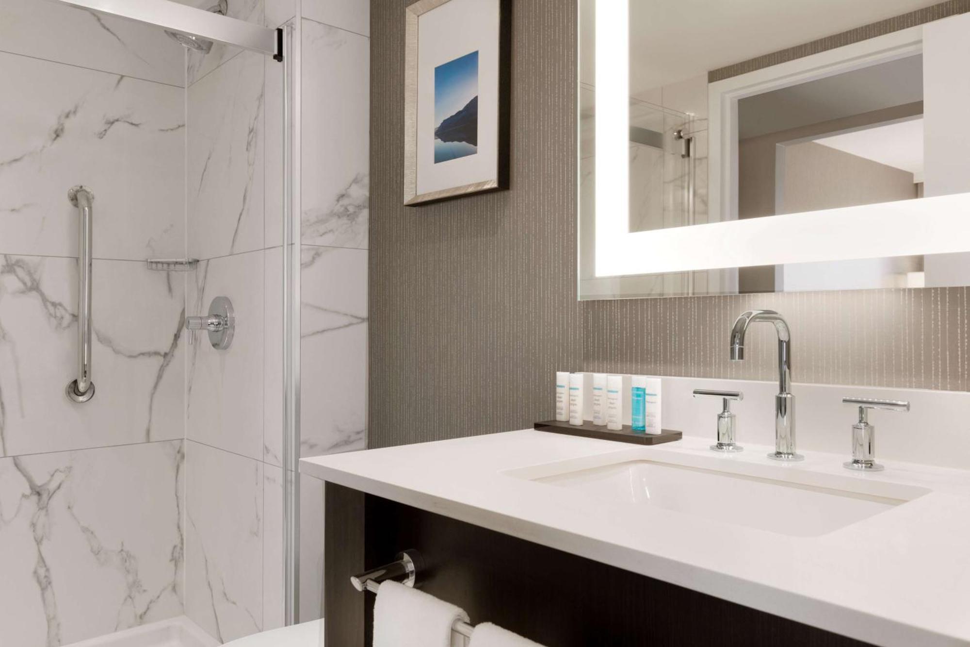 Embassy By Hilton Airport Hotel 4*