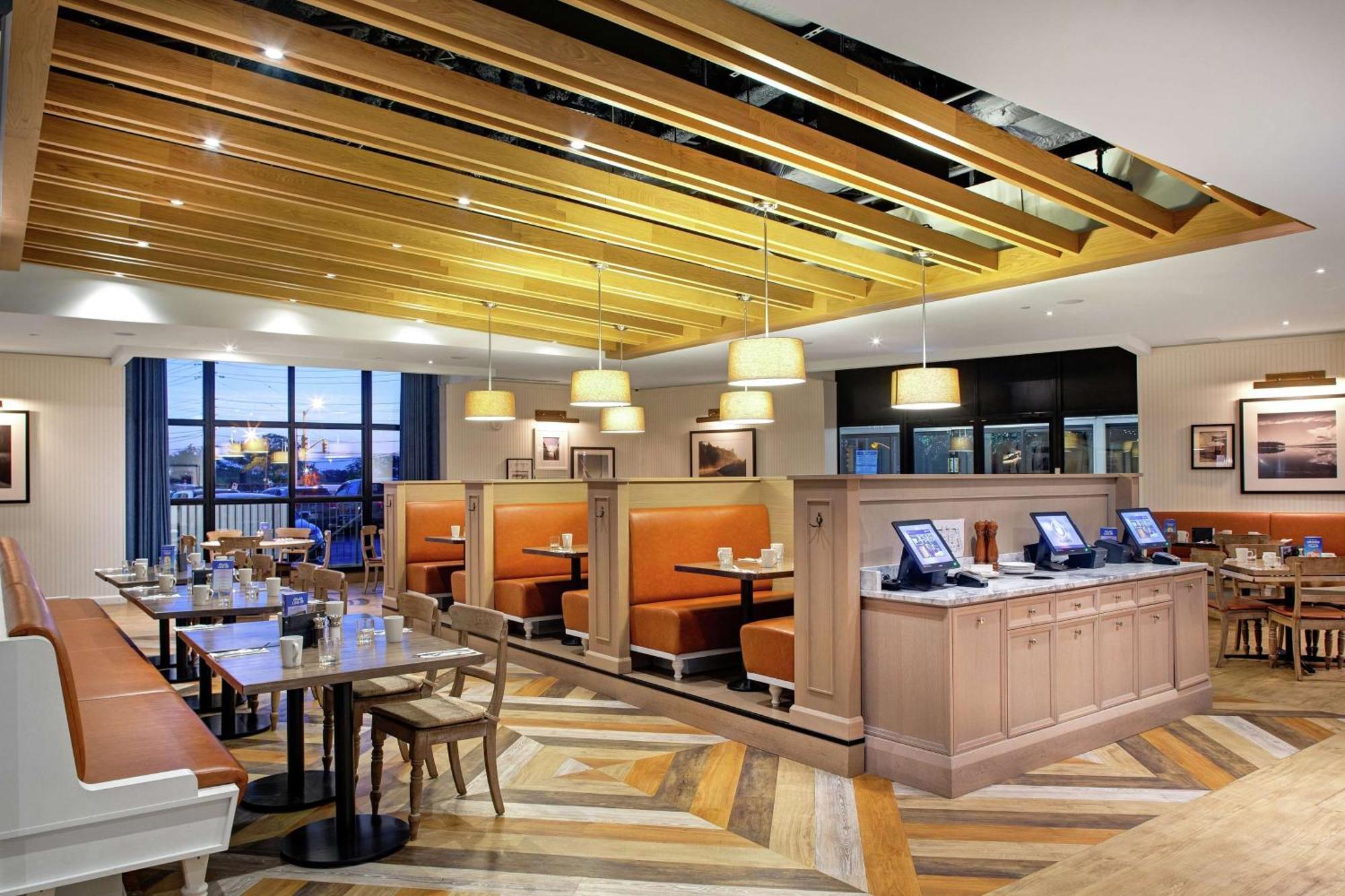 Doubletree By Hilton Airport, On Hotel