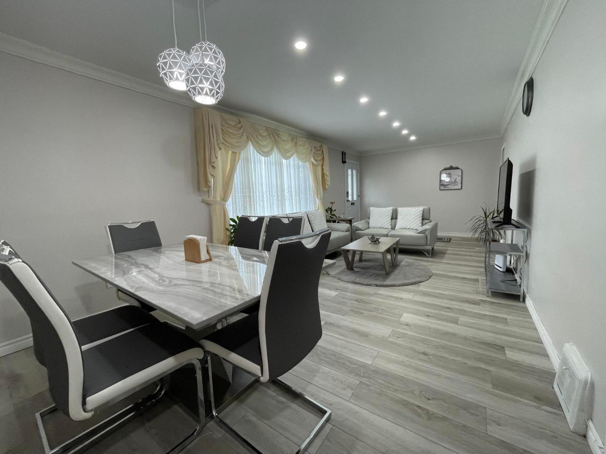 Luxurious Cozy House In Bluffs With Lake View Holiday home Toronto