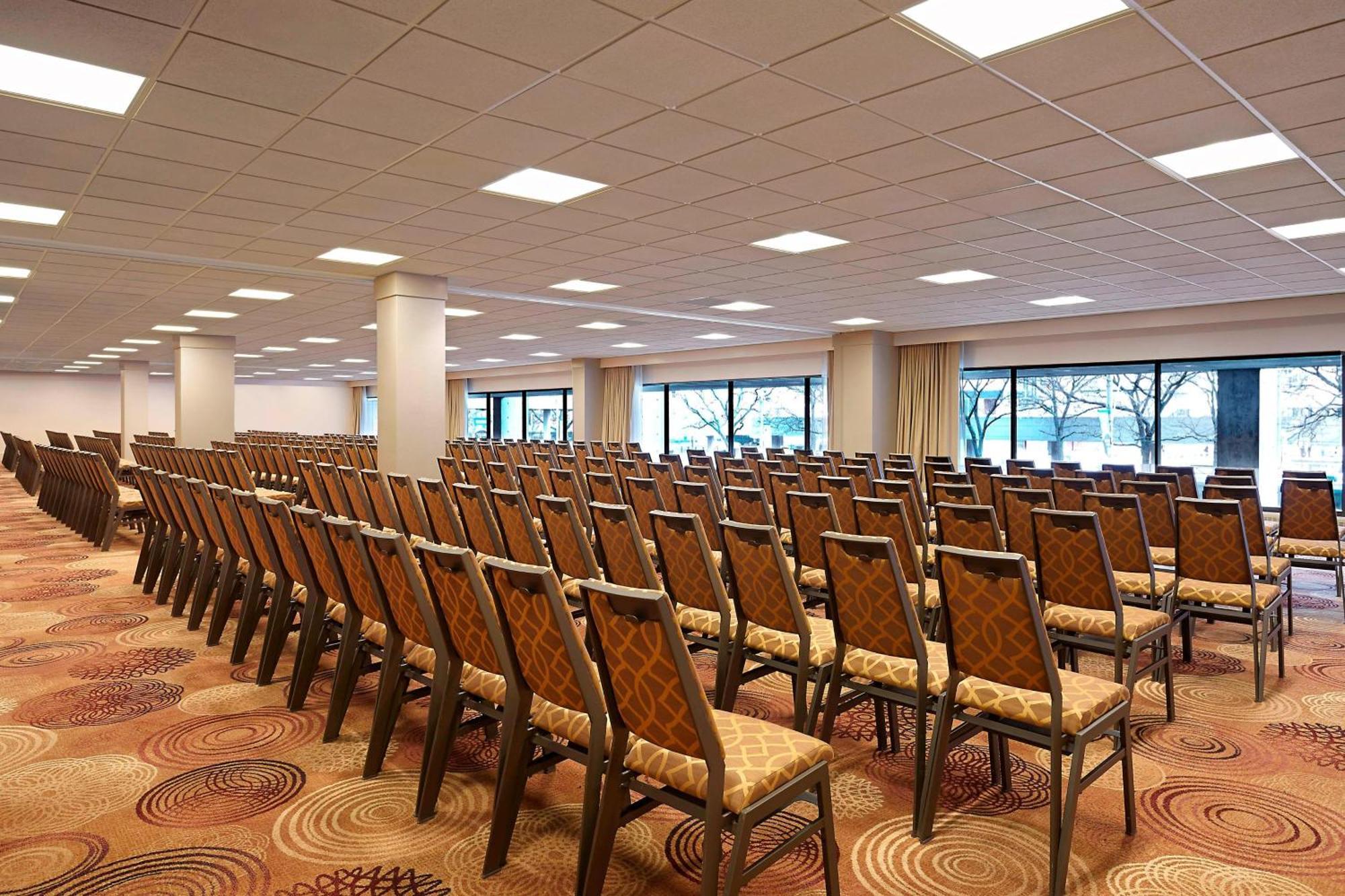 Sheraton Centre 4*