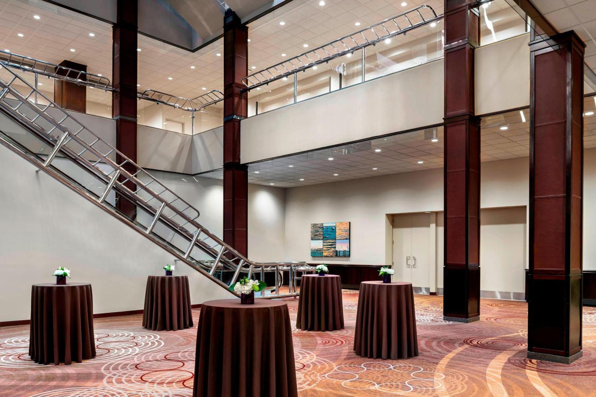 Sheraton Centre Hotel 4*