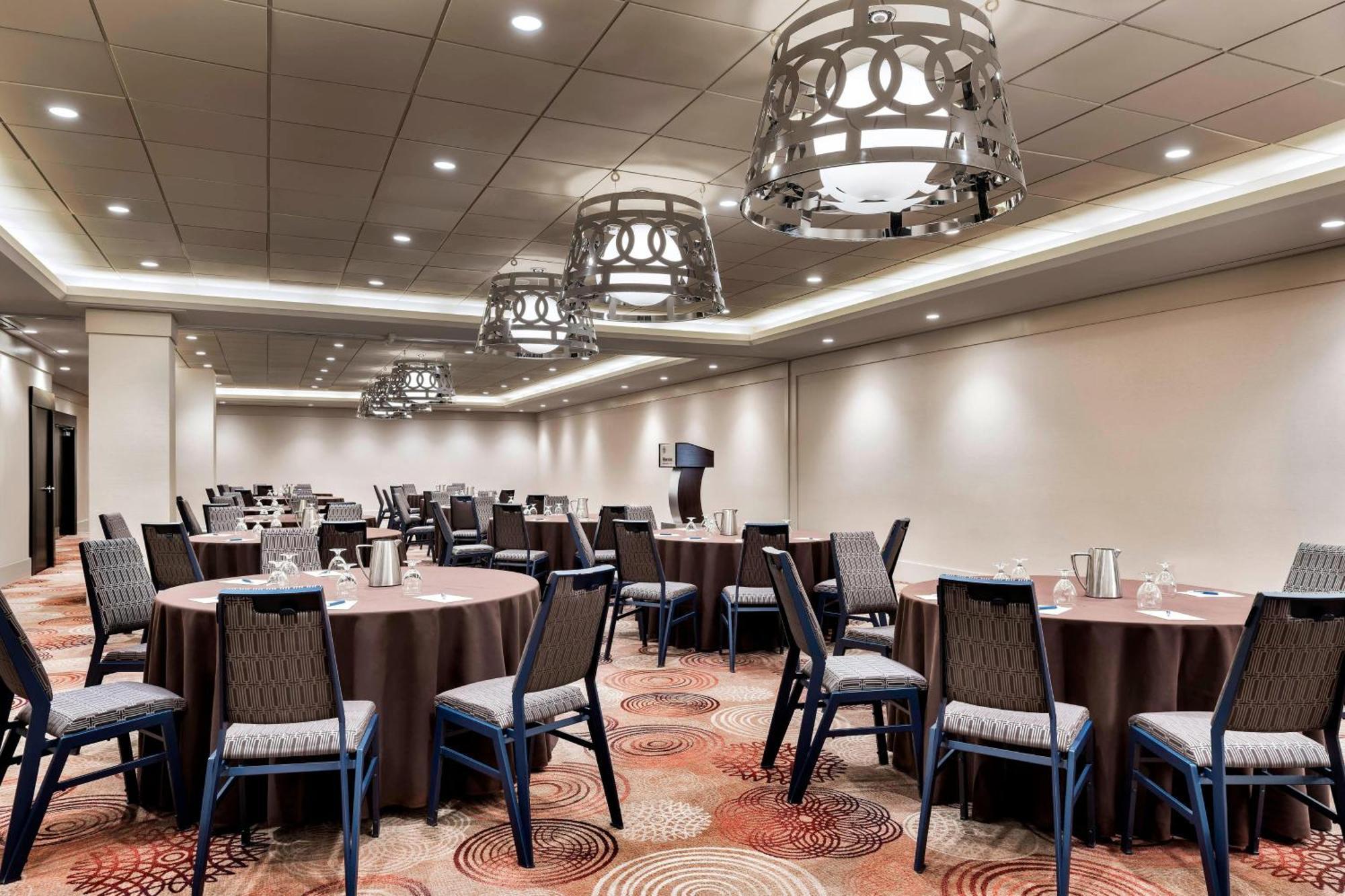 Sheraton Centre Hotel 4*