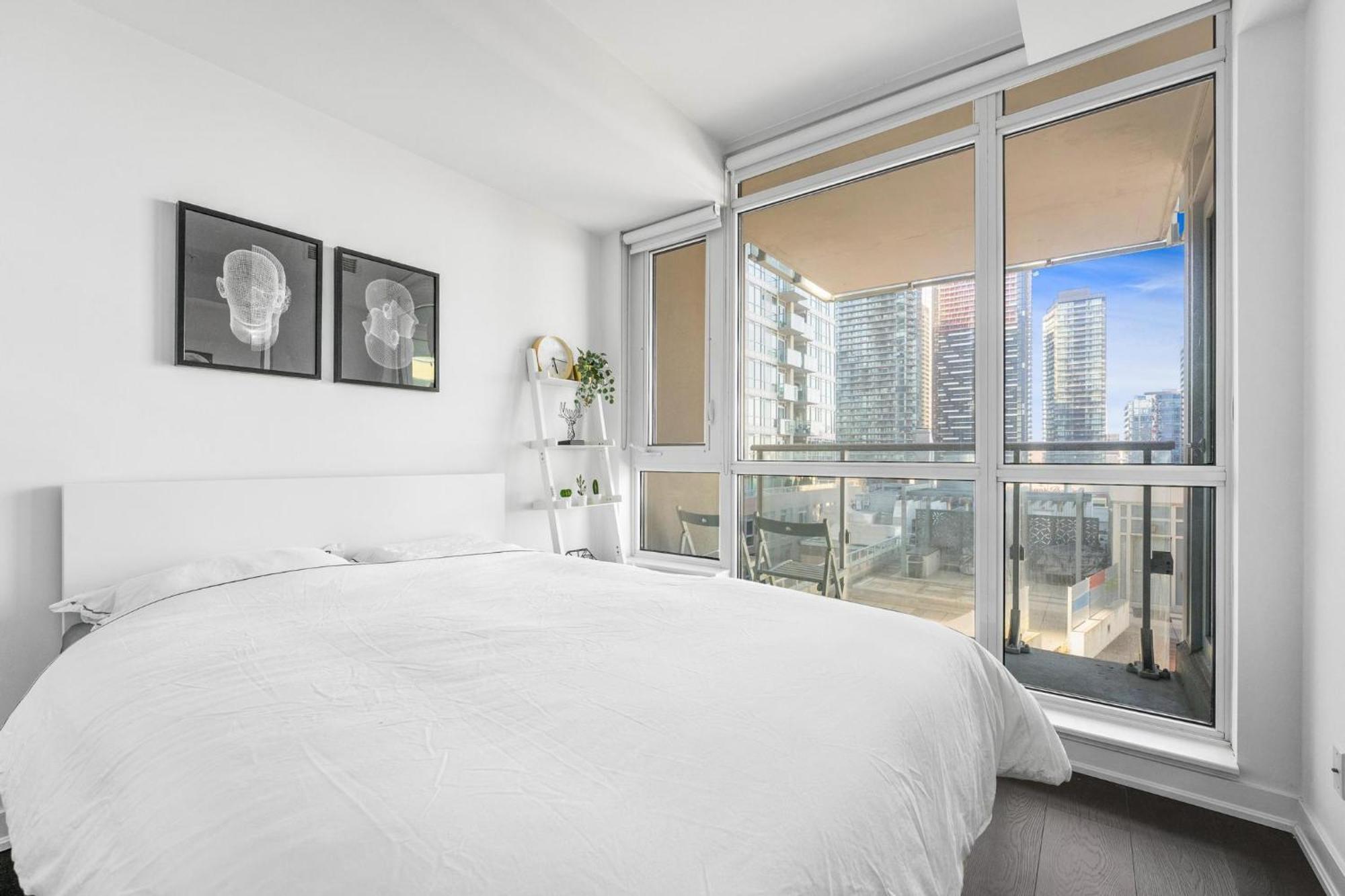 Apartment Heart Of Downtown Toronto! *