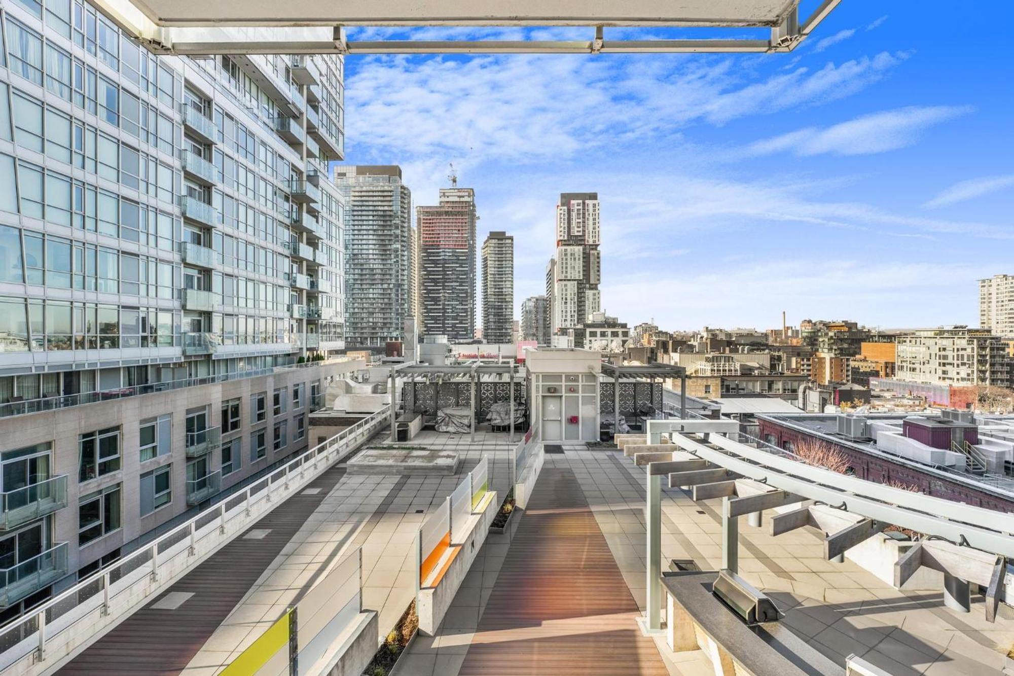 Apartment Heart Of Downtown Toronto!