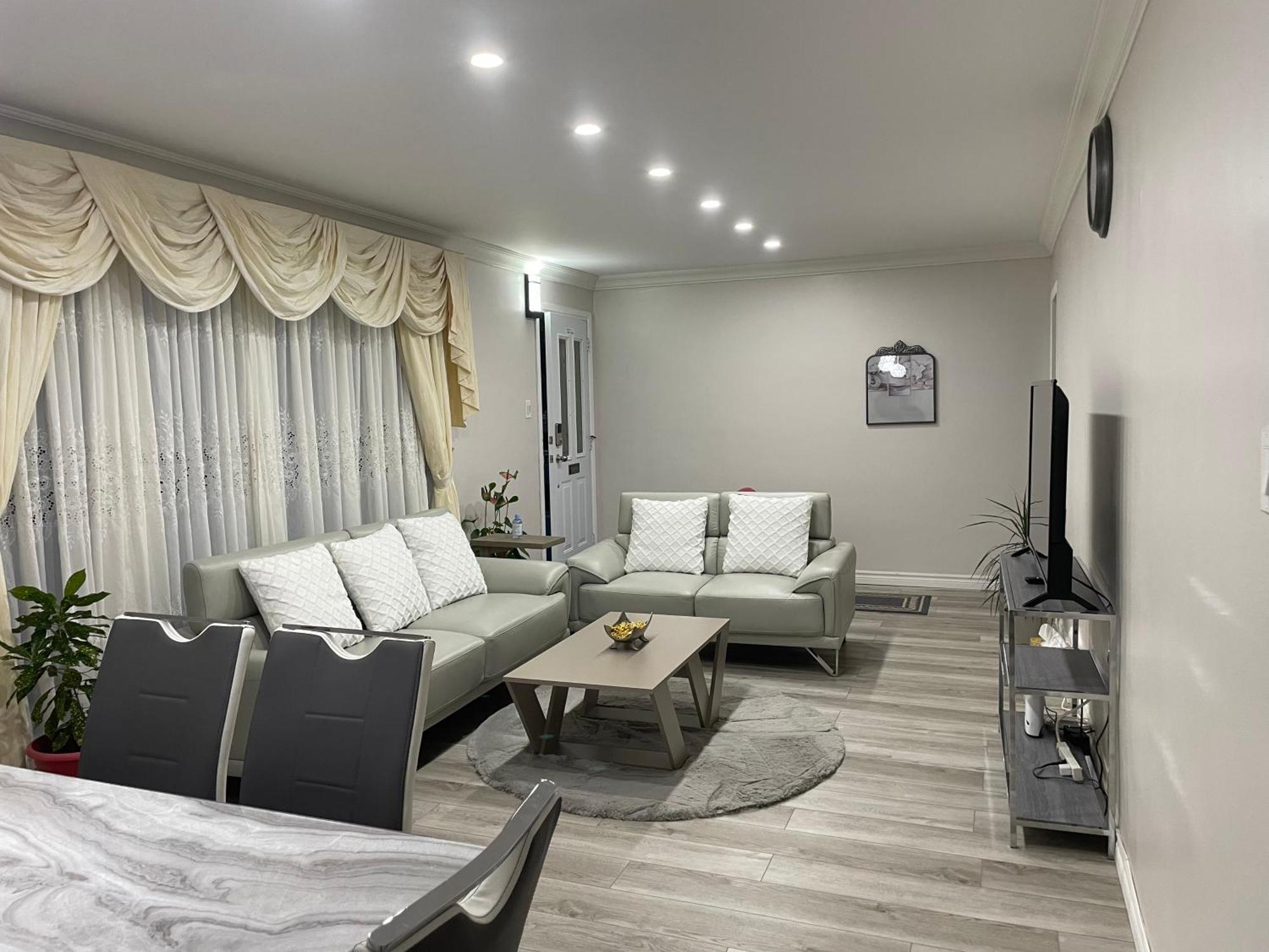 Luxurious Cozy House In Bluffs With Lake View *