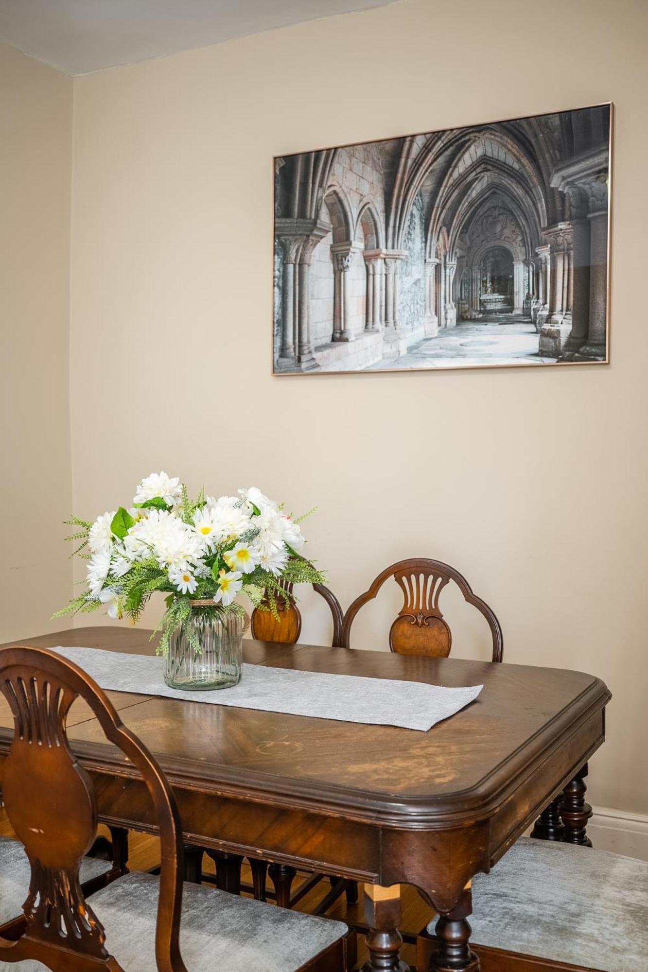 Guest house Cozy 5 Bedroom House In Downtown By Globalstay *
