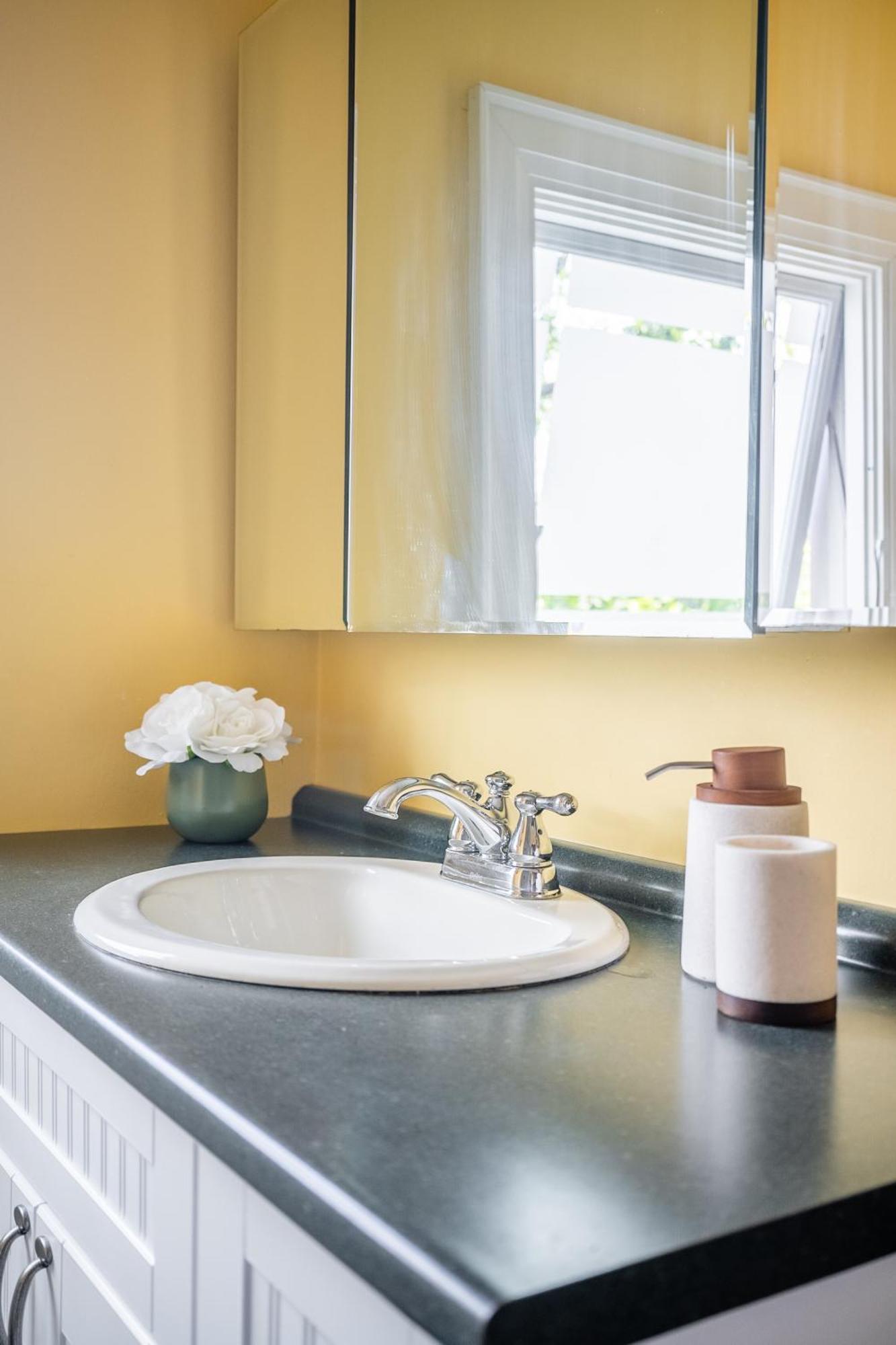 Cozy 5 Bedroom House In Downtown By Globalstay Guest house Toronto