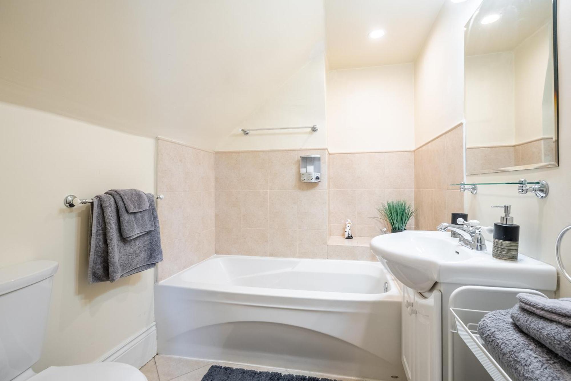 Cozy 5 Bedroom House In Downtown By Globalstay *