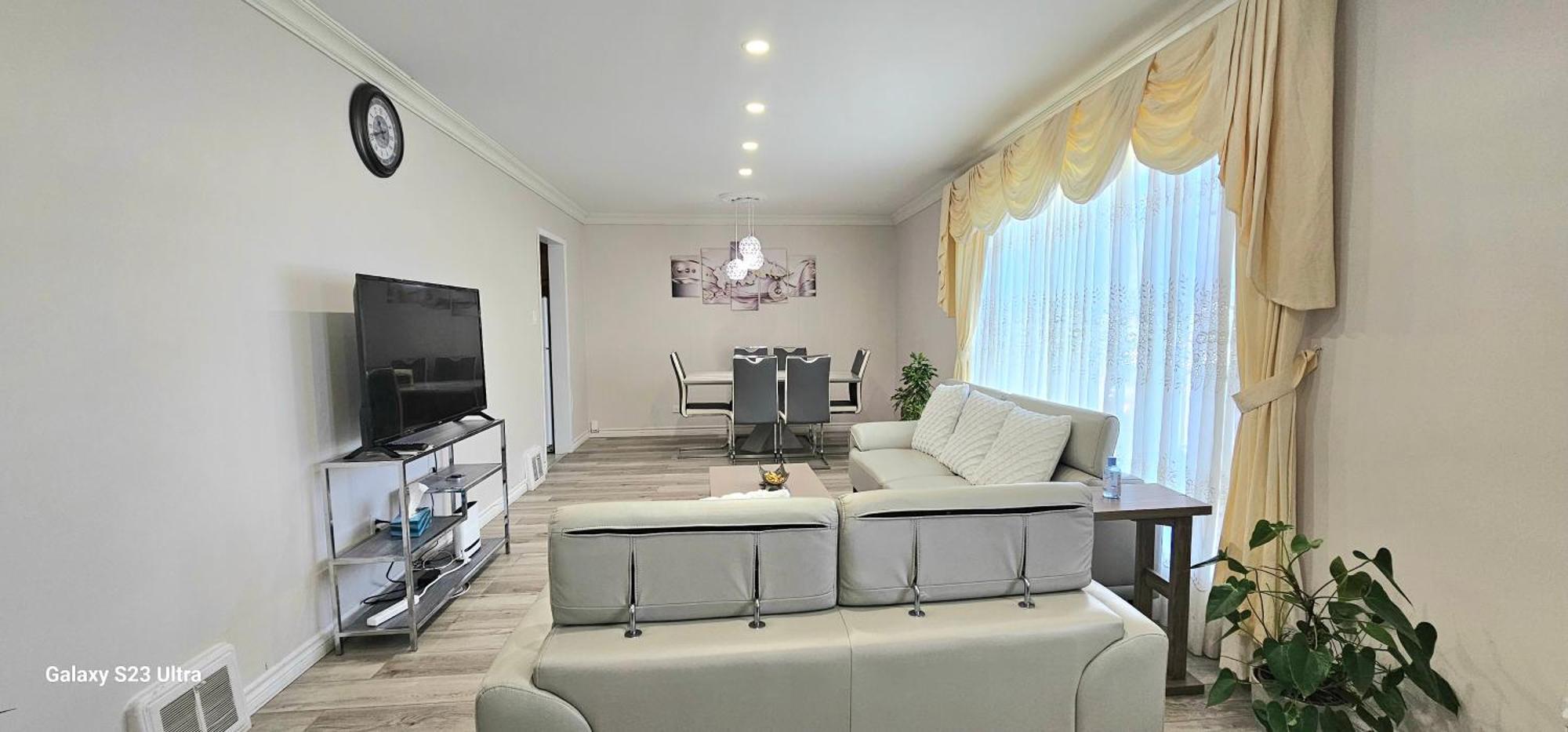 Luxurious Cozy House In Bluffs With Lake View Toronto