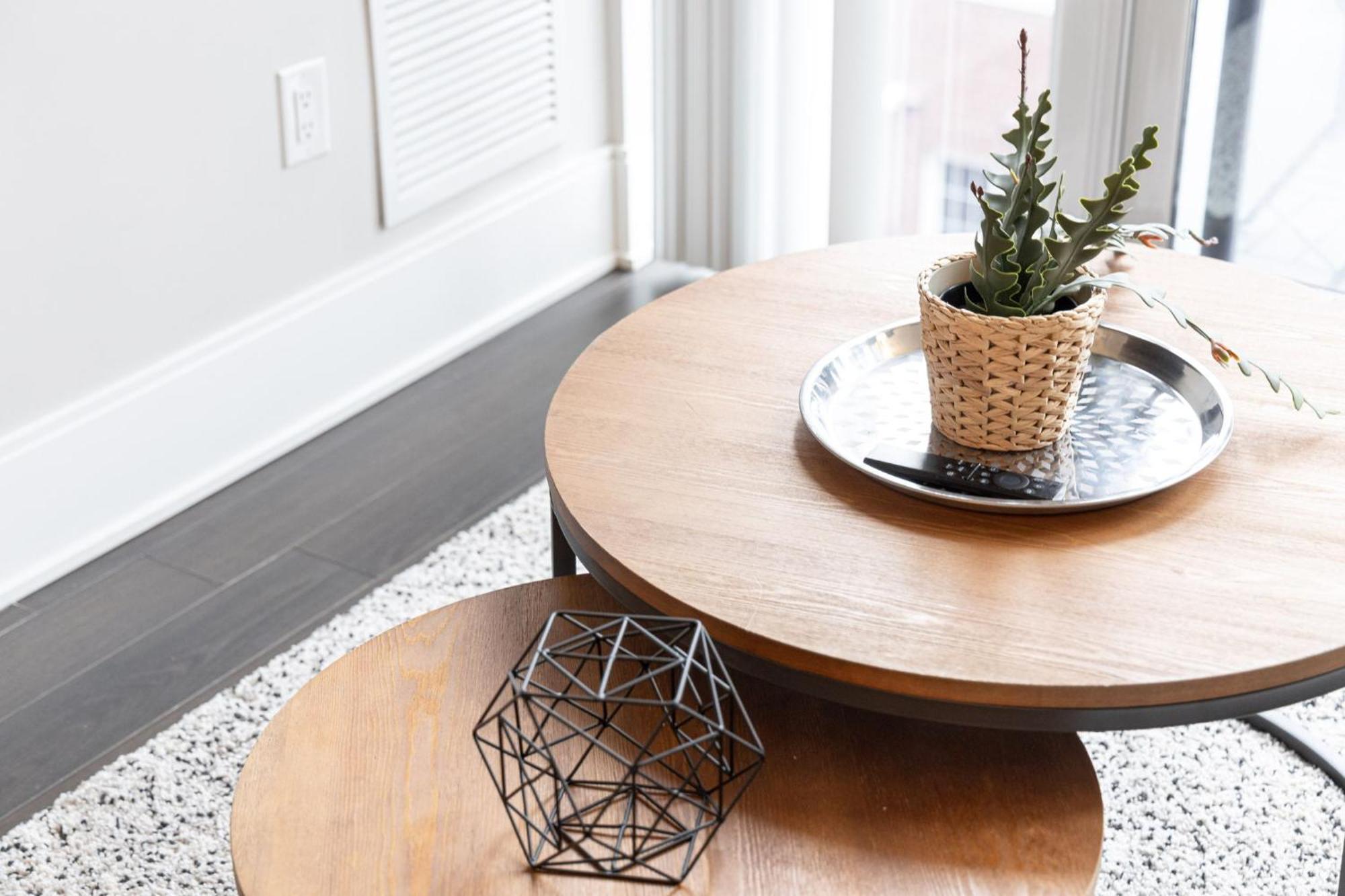 Dwtn Near Cn Tower! W/ Free Parking Apartment *