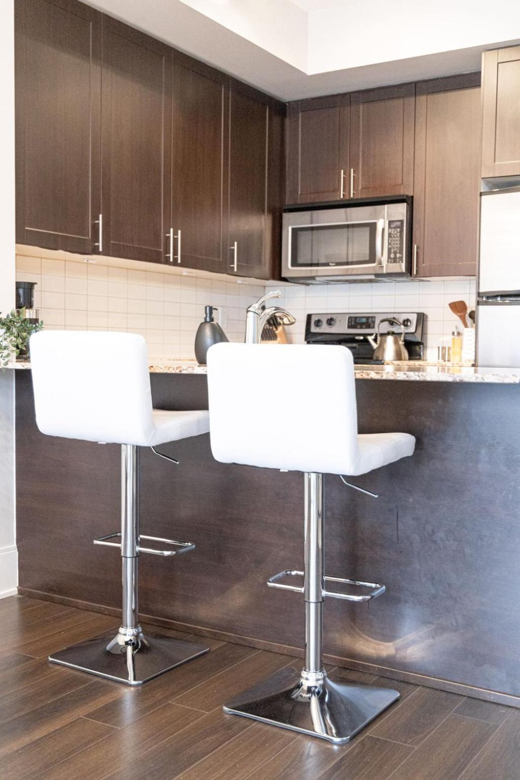 Dwtn Near Cn Tower! W/ Free Parking Apartment *