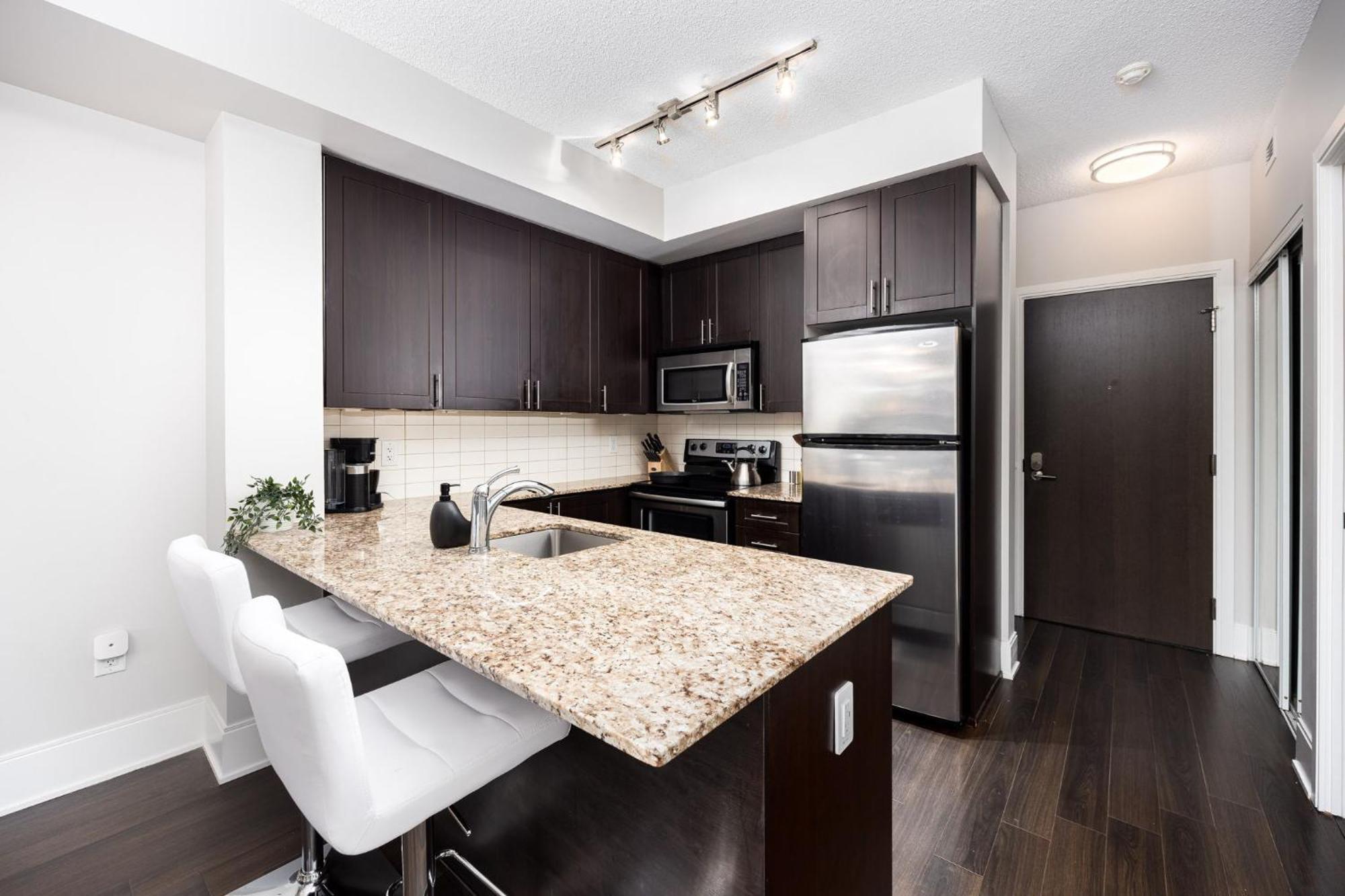Dwtn Near Cn Tower! W/ Free Parking Apartment *