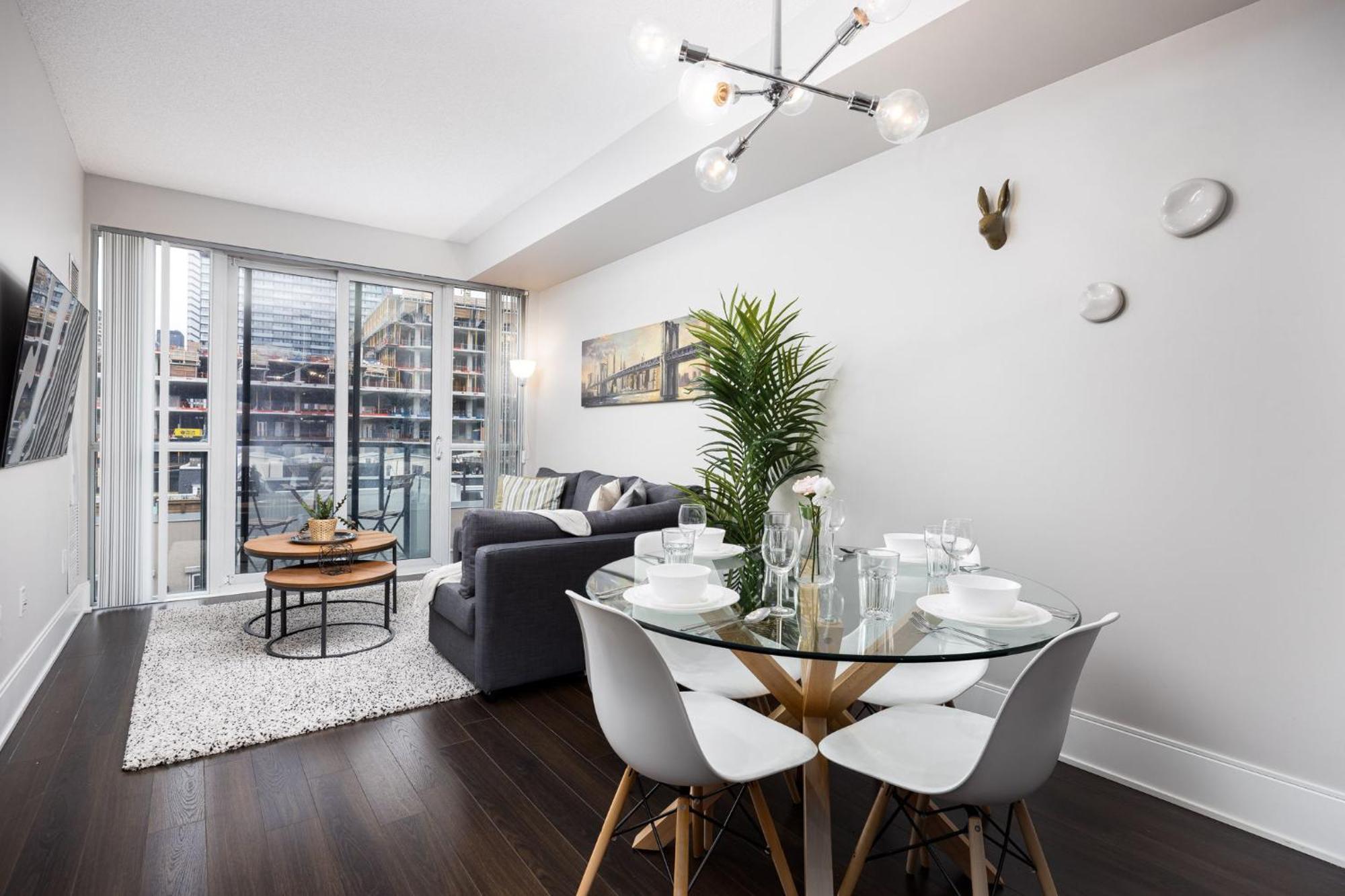 Dwtn Near Cn Tower! W/ Free Parking Apartment Toronto
