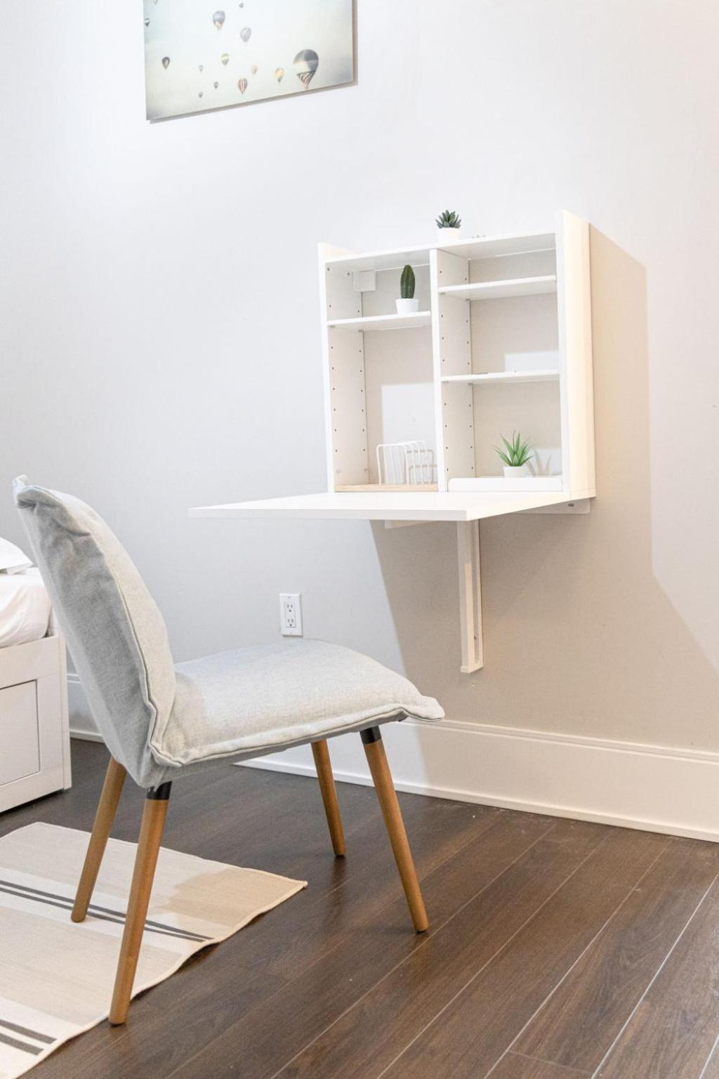 Dwtn Near Cn Tower! W/ Free Parking Apartment *