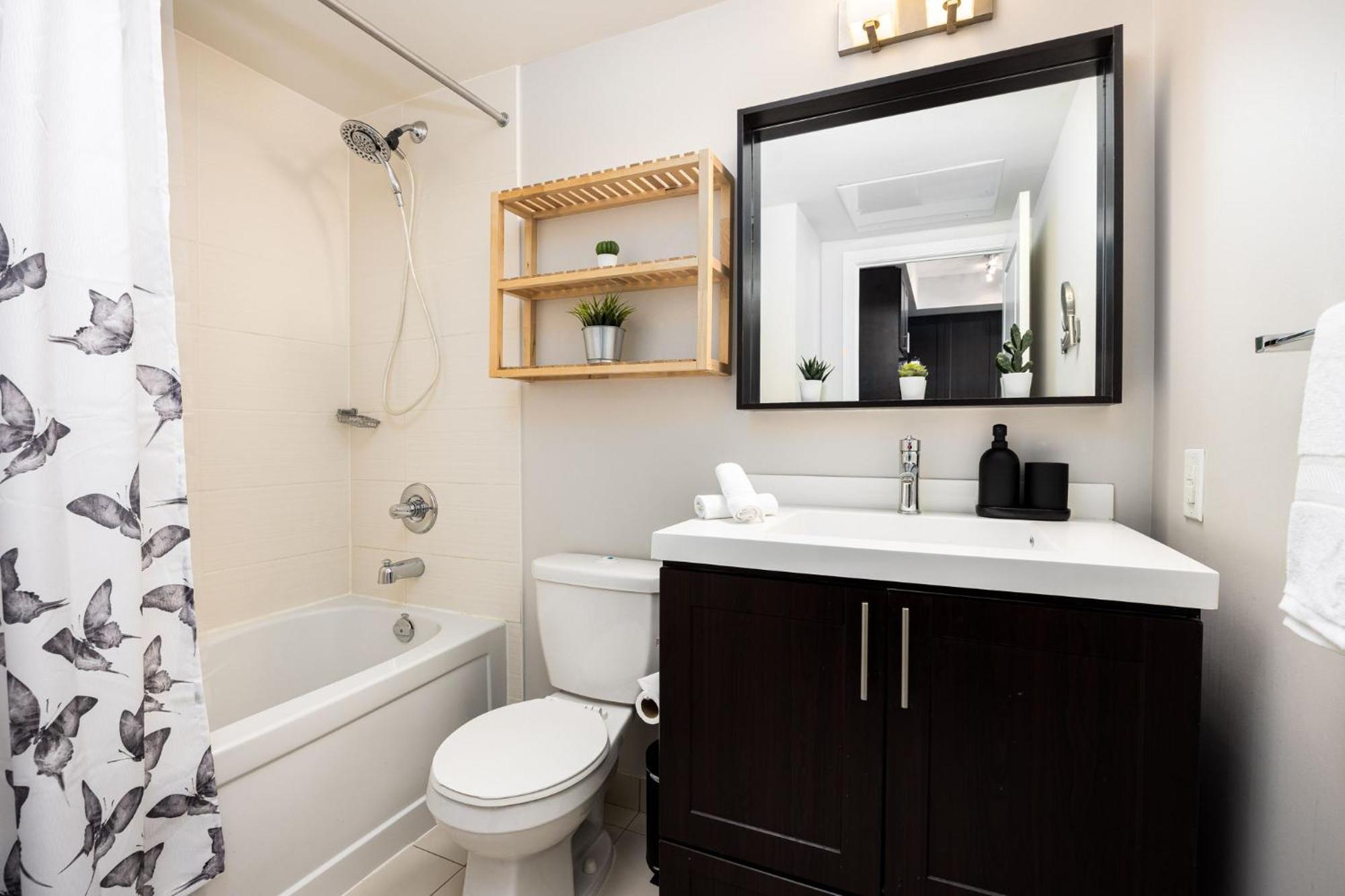 Dwtn Near Cn Tower! W/ Free Parking Apartment *